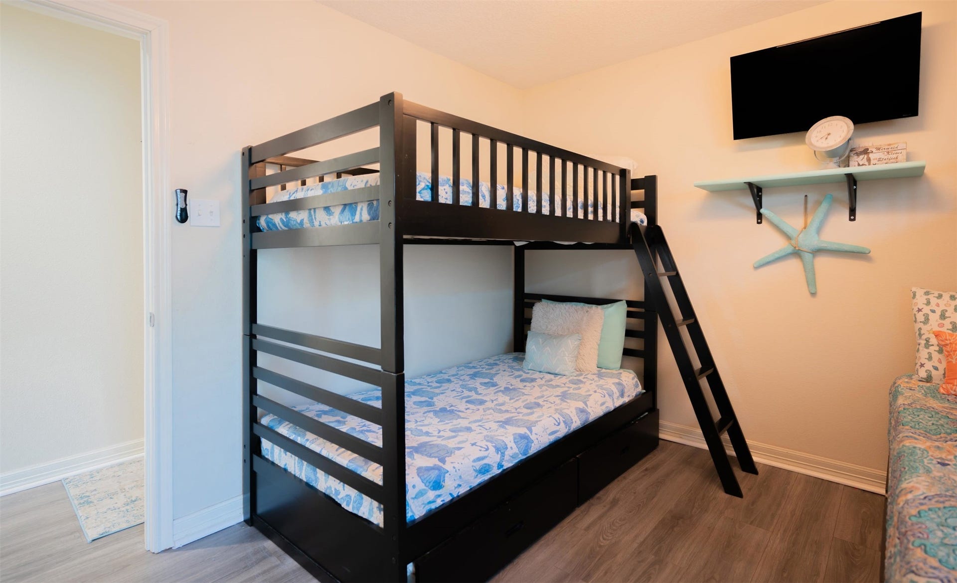 Flexible sleeping setup for family or friends