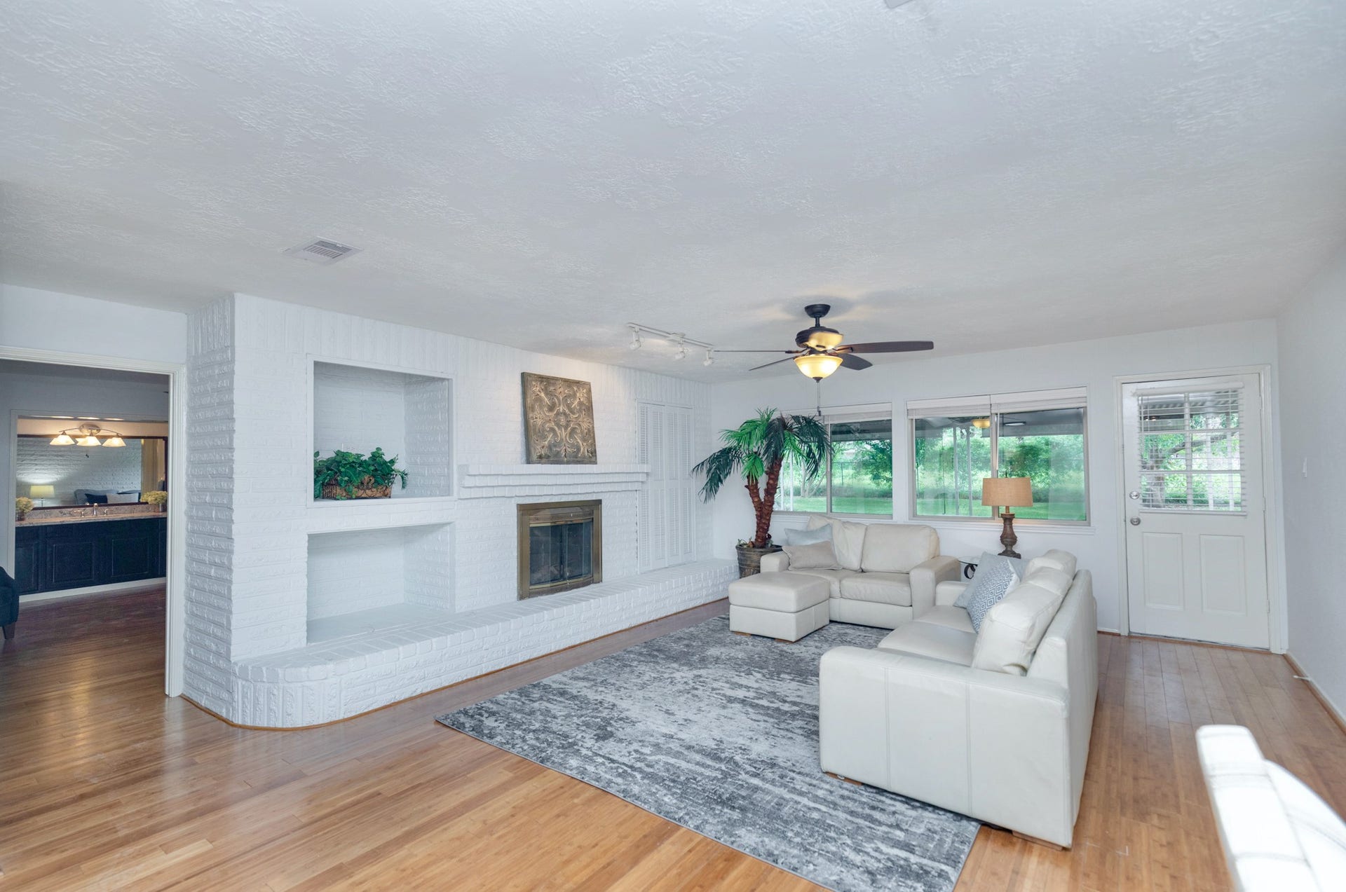 2711 Quail Valley East Drive, Missouri City, TX 77489 CHARMING BUILT-INS & OPEN SIGHTLINES GIVE THIS LIVING SPACE CHARACTER & STYLE.