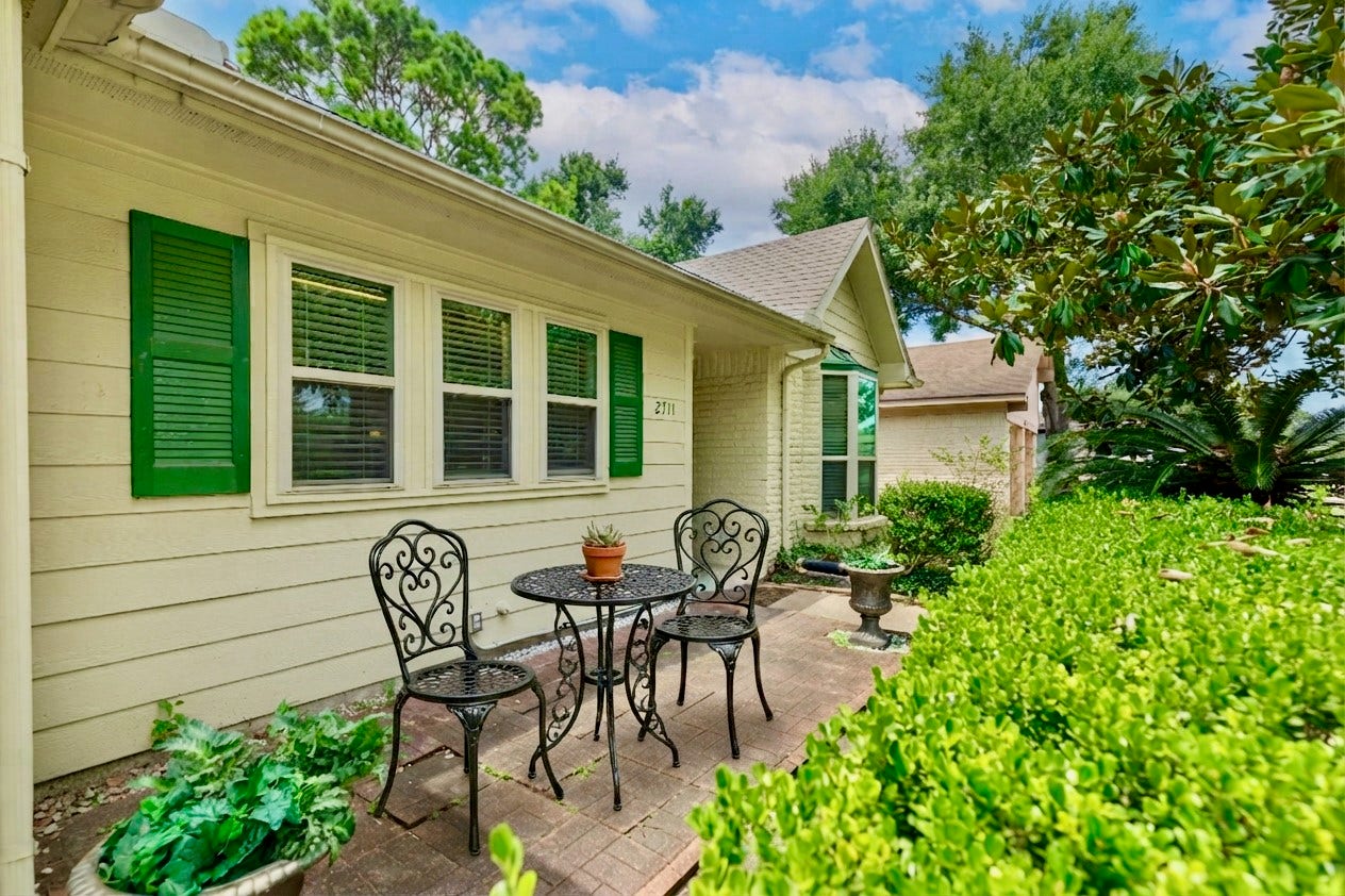 2711 Quail Valley East Drive, Missouri City, TX 77489 SPACIOUS BACKYARD PATIO PERFECT FOR OUTDOOR DINING & ENTERTAINING.