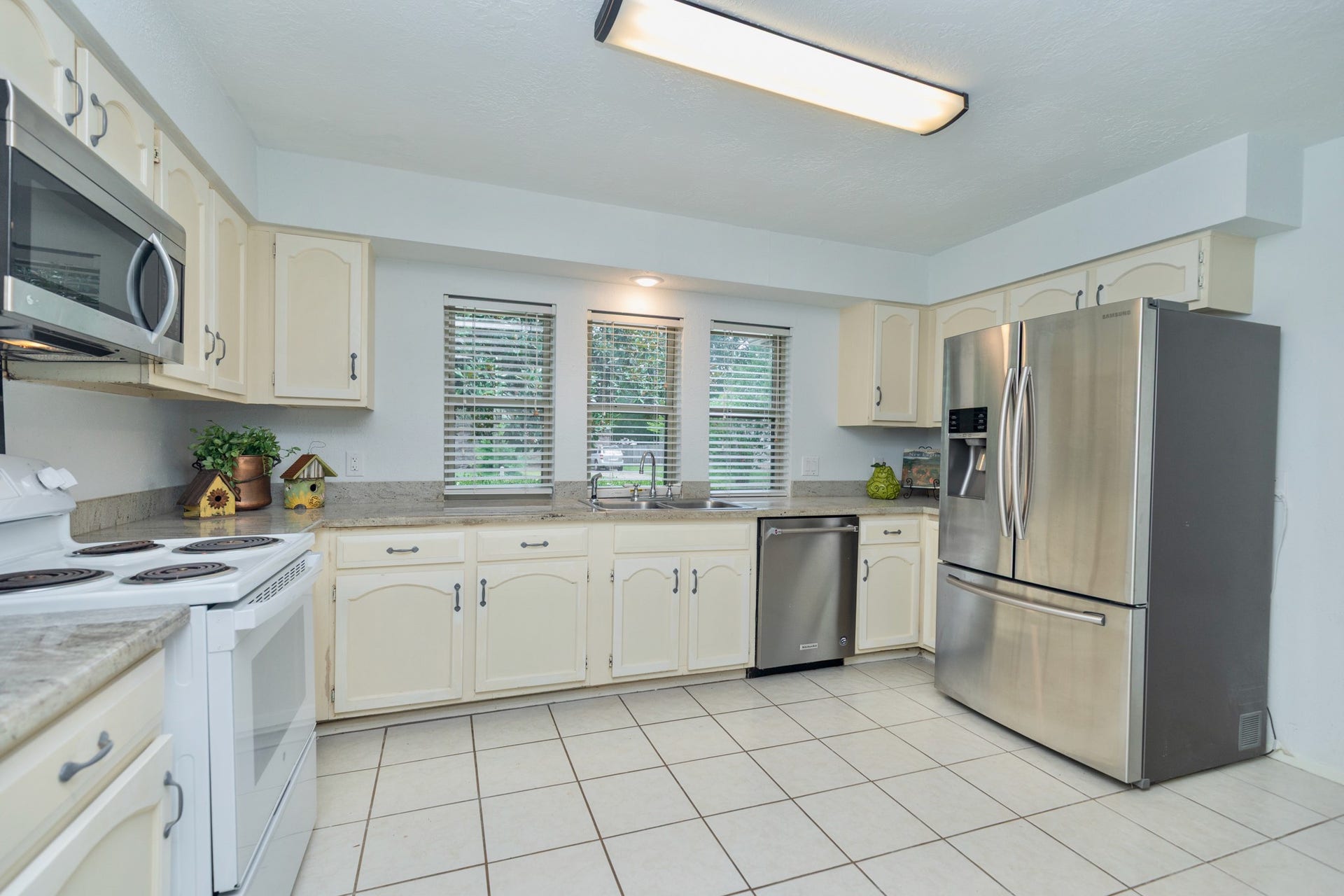 2711 Quail Valley East Drive, Missouri City, TX 77489 SUNLIT KITCHEN W/ EXTENSIVE CABINET STORAGE & LARGE WINDOWS.