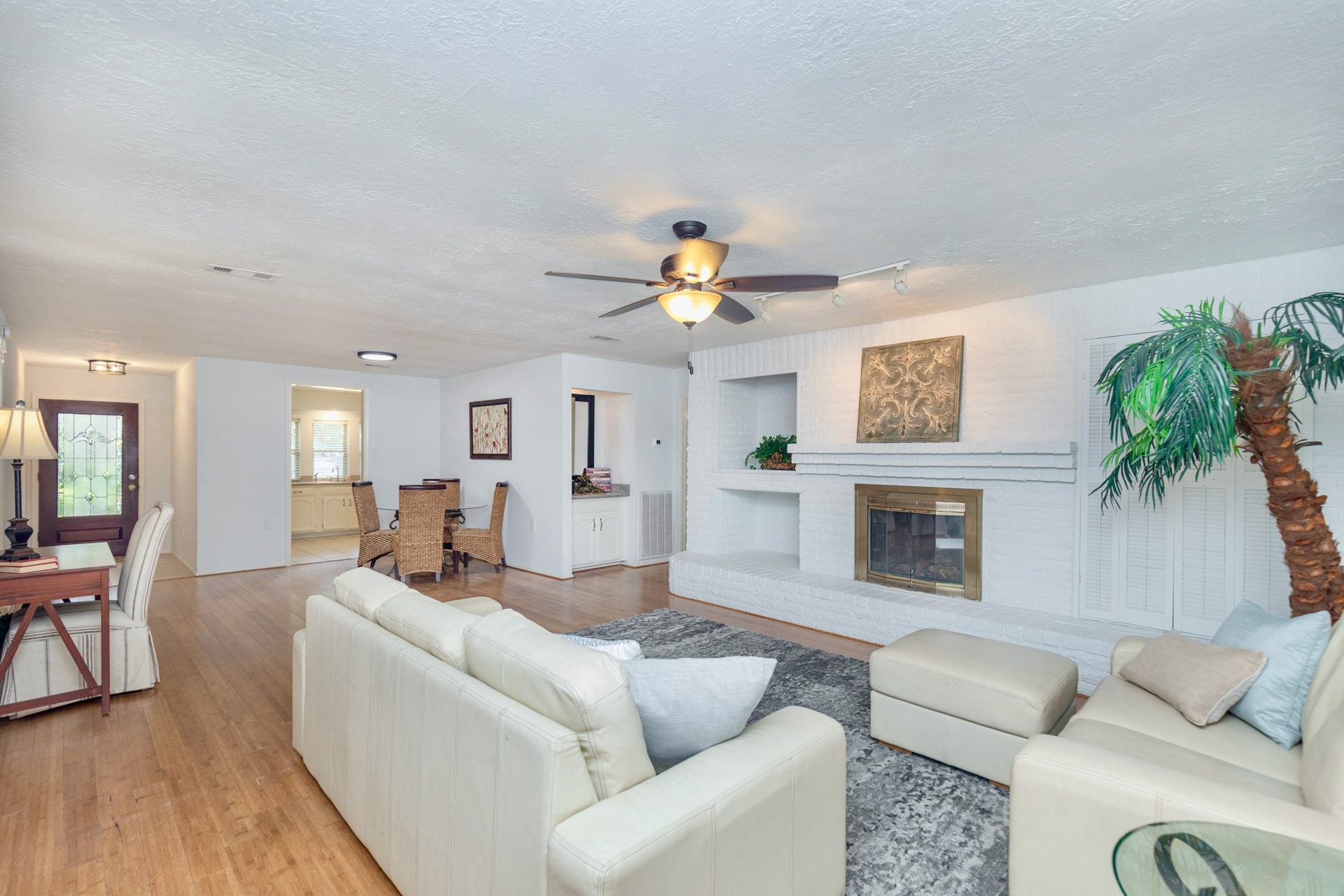 2711 Quail Valley East Drive, Missouri City, TX 77489 BRIGHT, AIRY LIVING SPACES COME TOGETHER FOR A HOME THAT FEELS OPEN & INVITING.