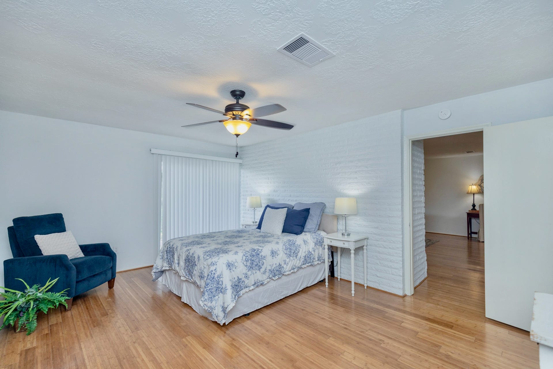 2711 Quail Valley East Drive, Missouri City, TX 77489 SPACIOUS PRIMARY RETREAT W/ HARDWOOD FLOORS & ROOM TO UNWIND.