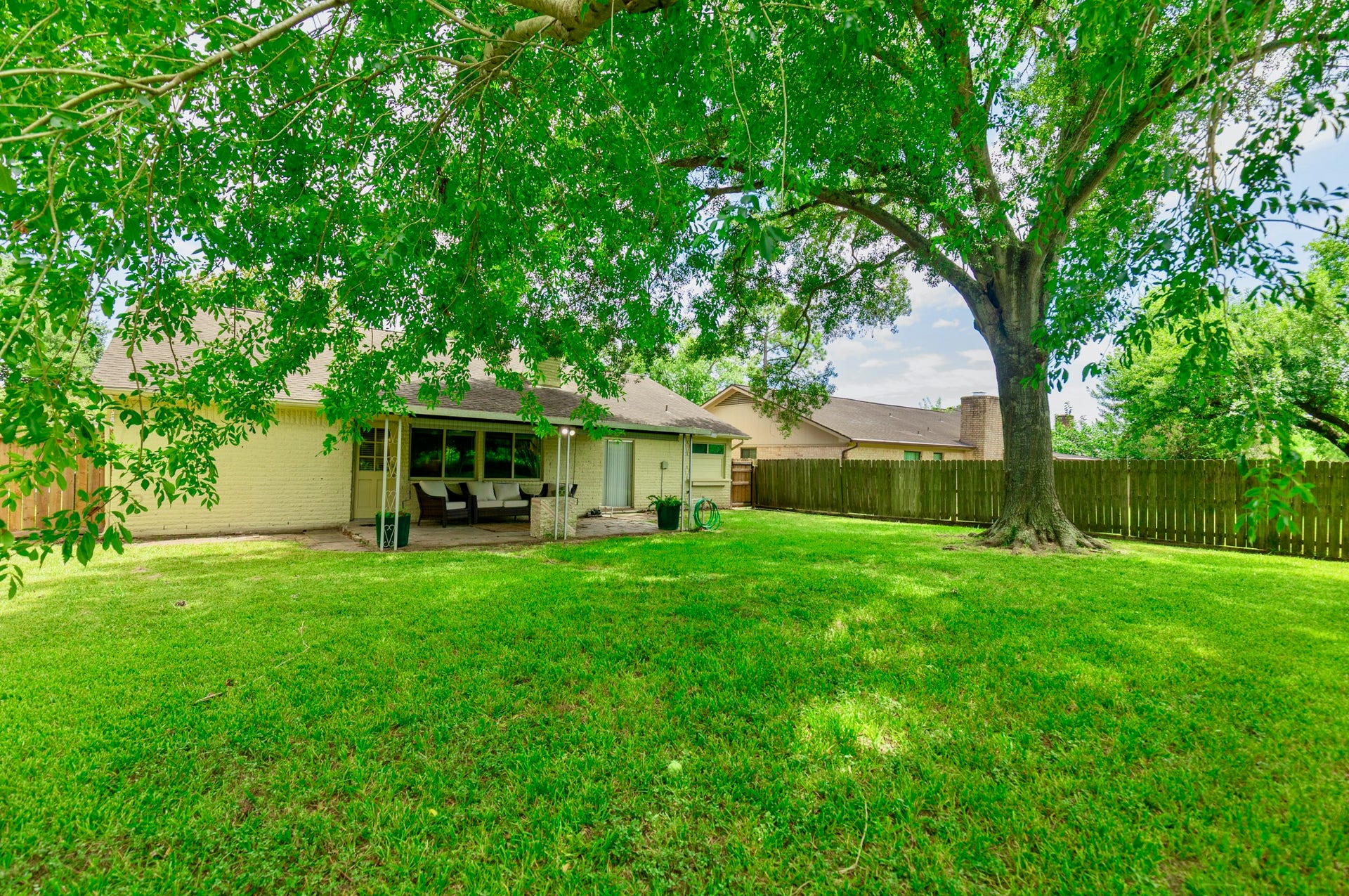 2711 Quail Valley East Drive, Missouri City, TX 77489 A BEAUTIFUL CANOPY OF MATURE TREES CREATES A PEACEFUL BACKYARD ESCAPE.
