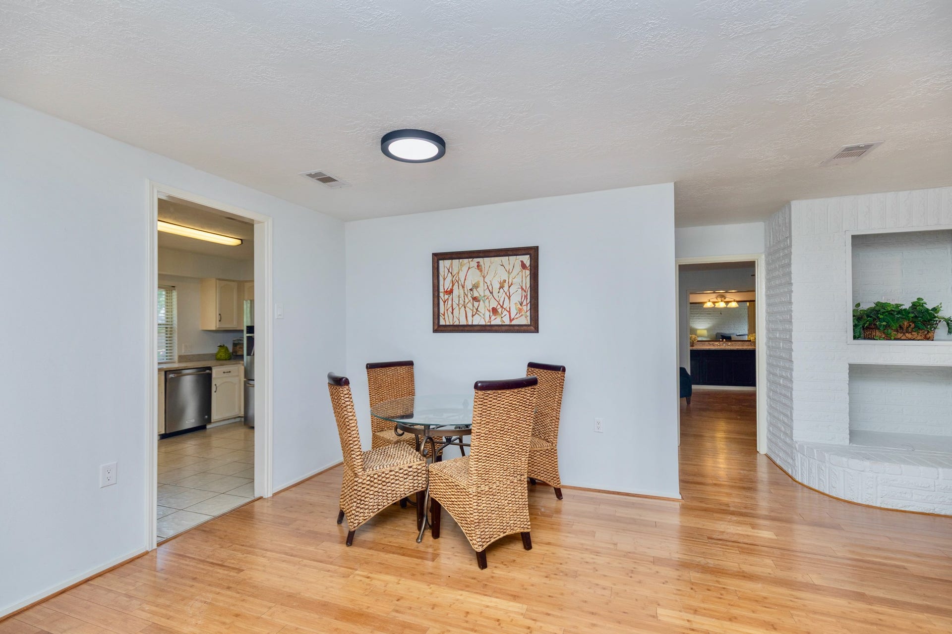 2711 Quail Valley East Drive, Missouri City, TX 77489 START YOUR MORNING W/ BREAKFAST & COFFEE IN THIS BRIGHT, INVITING DINING AREA.