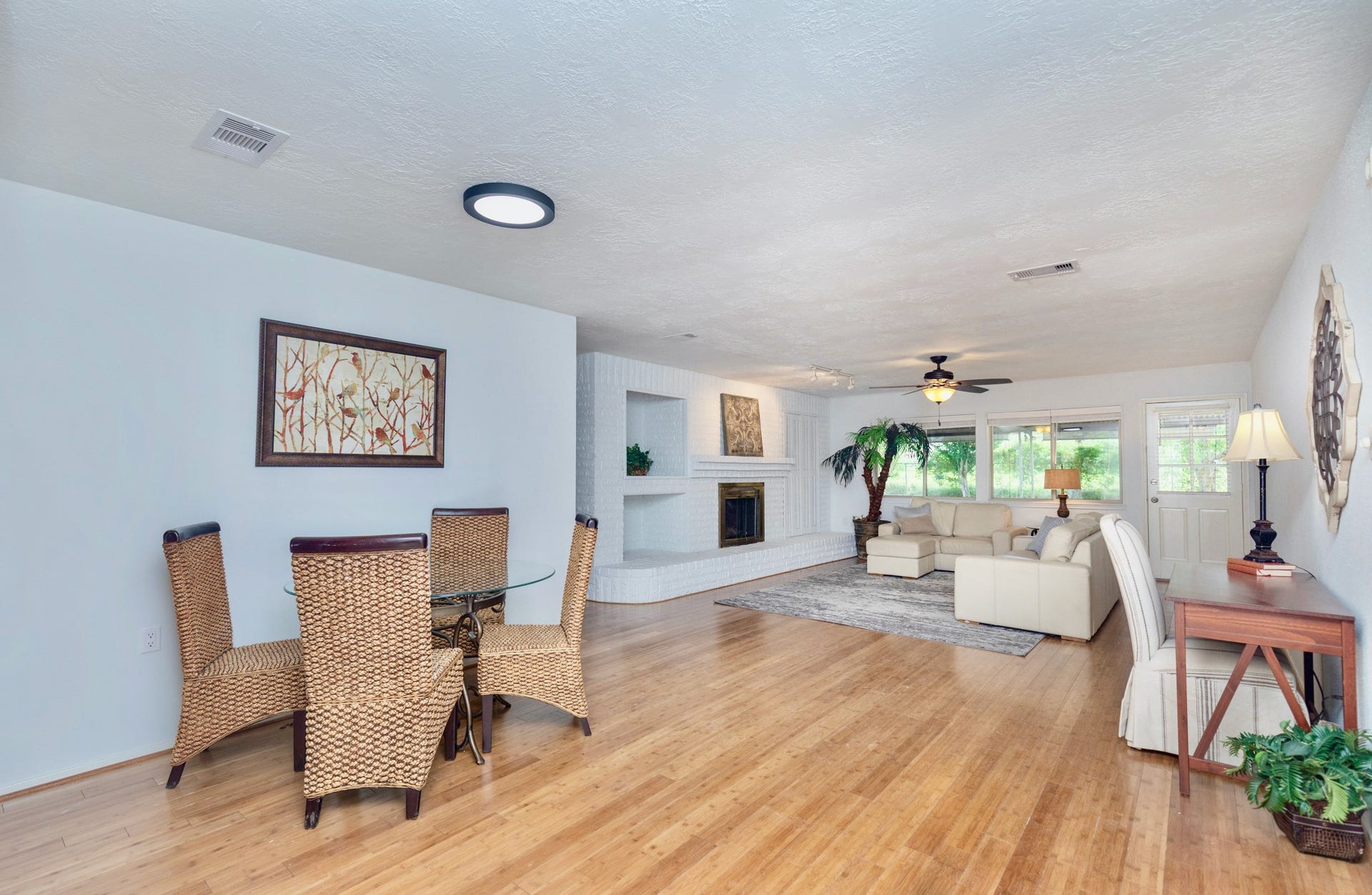 2711 Quail Valley East Drive, Missouri City, TX 77489 OPEN-CONCEPT LIVING W/ AN EASY FLOW MADE FOR EVERYDAY MOMENTS & ENTERTAINING.