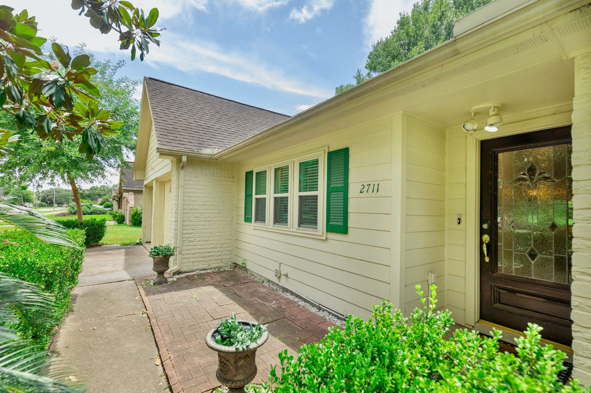 2711 Quail Valley East Drive, Missouri City, TX 77489 WELCOMING COVERED ENTRY W/ A PRIVATE COURTYARD FEEL.