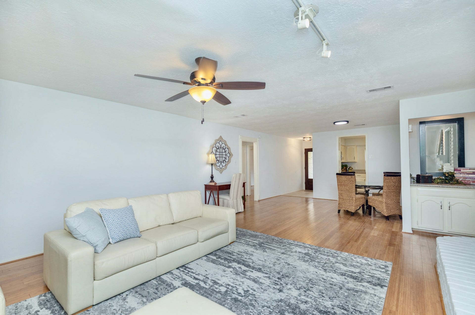 2711 Quail Valley East Drive, Missouri City, TX 77489 A COZY FAMILY ROOM W/ PLENTY OF SPACE TO KICK BACK, RELAX & STAY AWHILE.