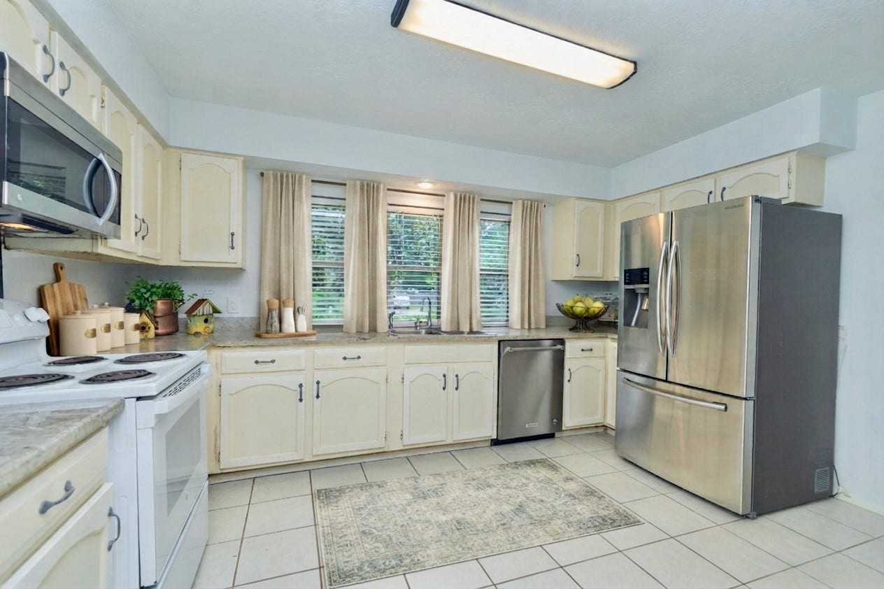 2711 Quail Valley East Drive, Missouri City, TX 77489 SPACIOUS KITCHEN W/ STAINLESS APPLIANCES & PLENTY OF ROOM TO PREP & GATHER.