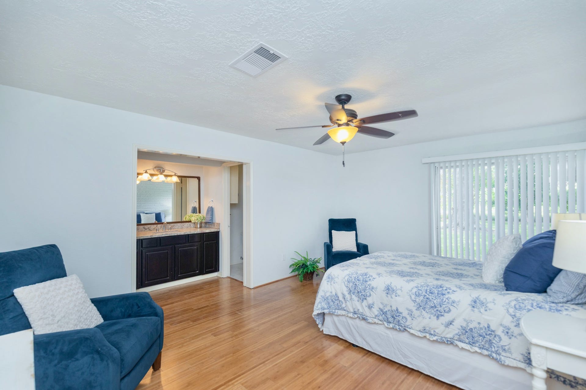 2711 Quail Valley East Drive, Missouri City, TX 77489 A WELCOMING PRIMARY RETREAT DESIGNED FOR REST & RELAXATION.