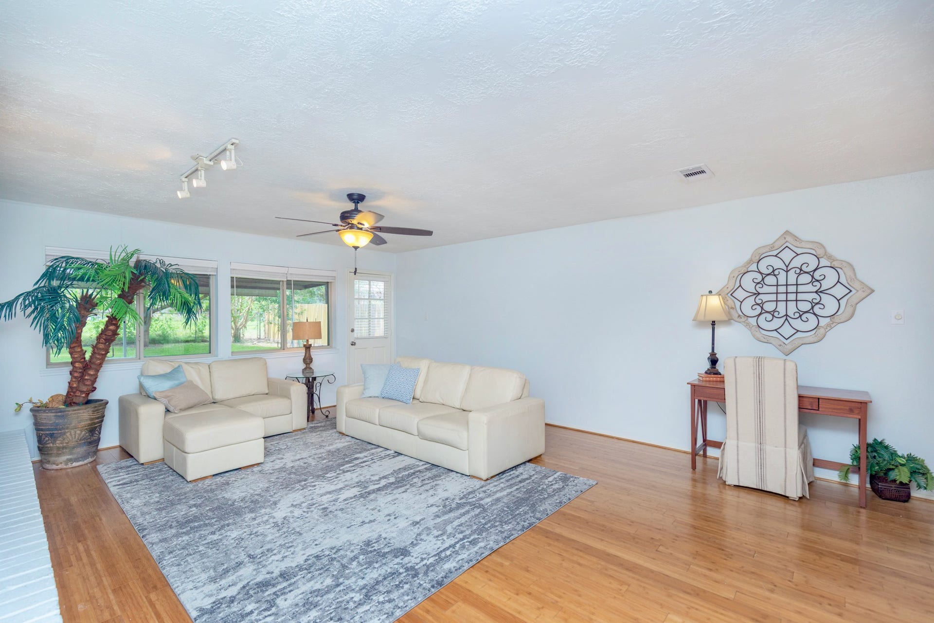 2711 Quail Valley East Drive, Missouri City, TX 77489 SUNLIT LIVING W/ WARM HARDWOOD FLOORS & A COMFORTABLE, WELCOMING FEEL.