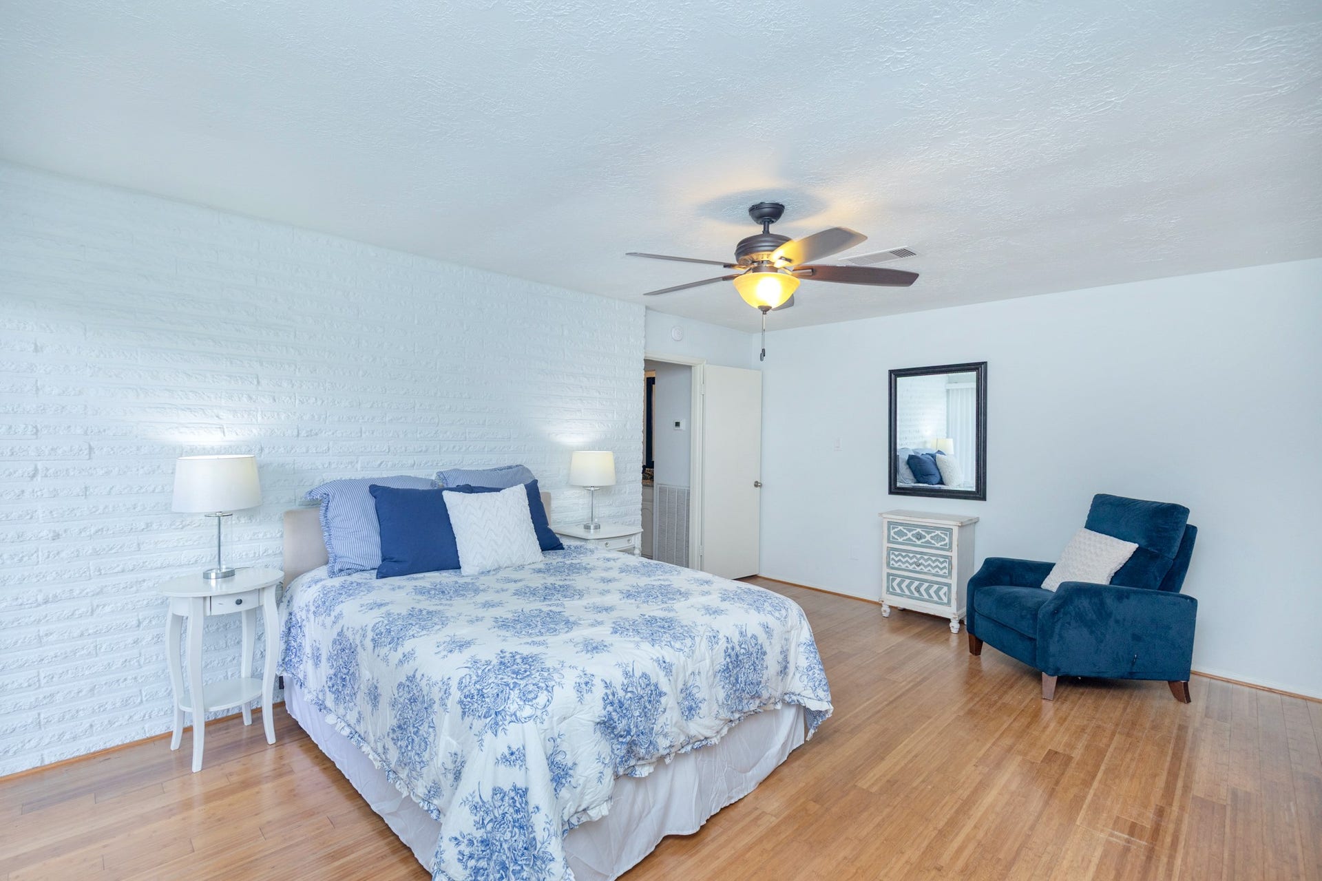 2711 Quail Valley East Drive, Missouri City, TX 77489 LIGHT-FILLED PRIMARY BEDROOM OFFERS COMFORT, SPACE & A CALM ESCAPE.