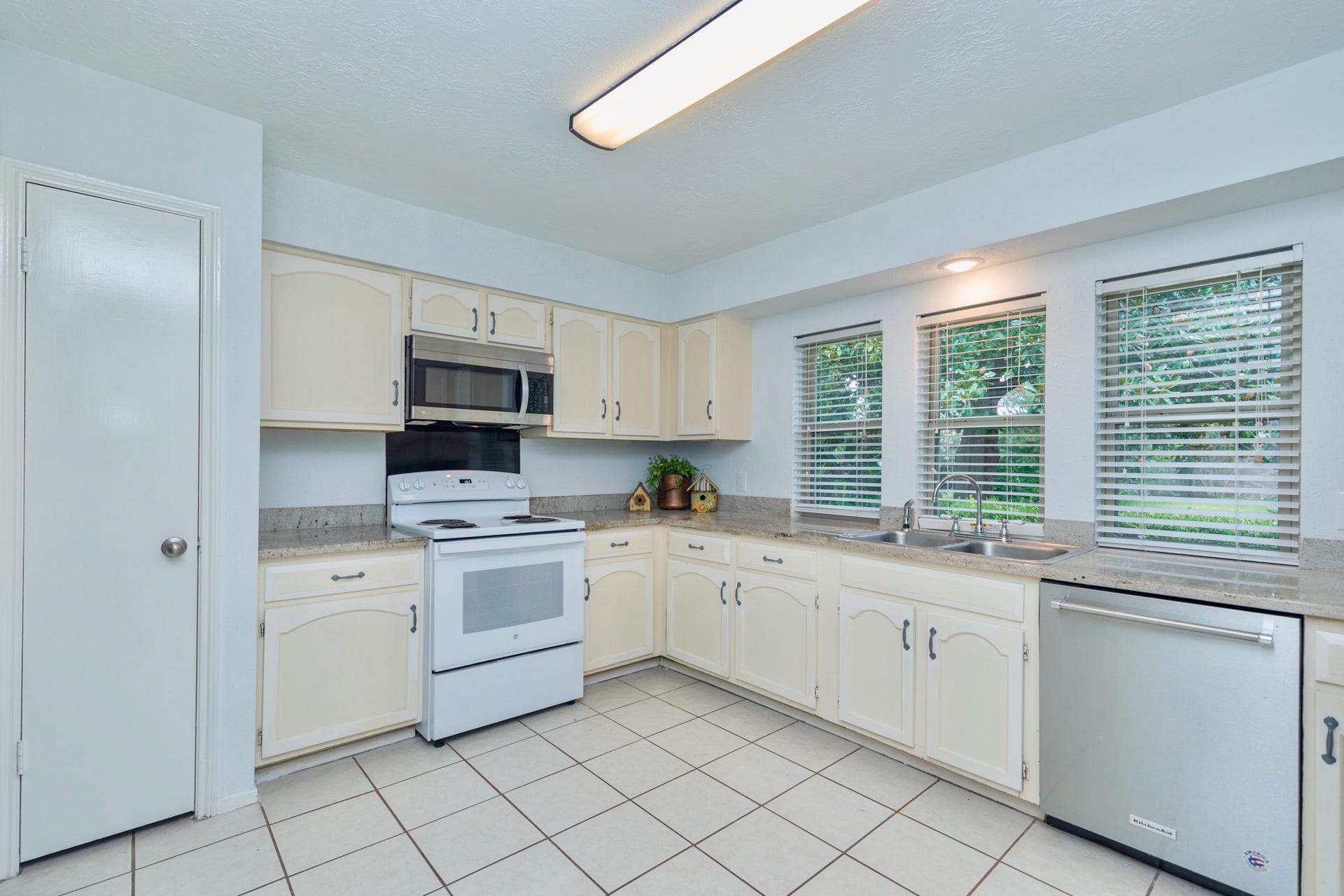 2711 Quail Valley East Drive, Missouri City, TX 77489 LIGHT & BRIGHT KITCHEN W/ ABUNDANT CABINETRY & GENEROUS COUNTER SPACE.