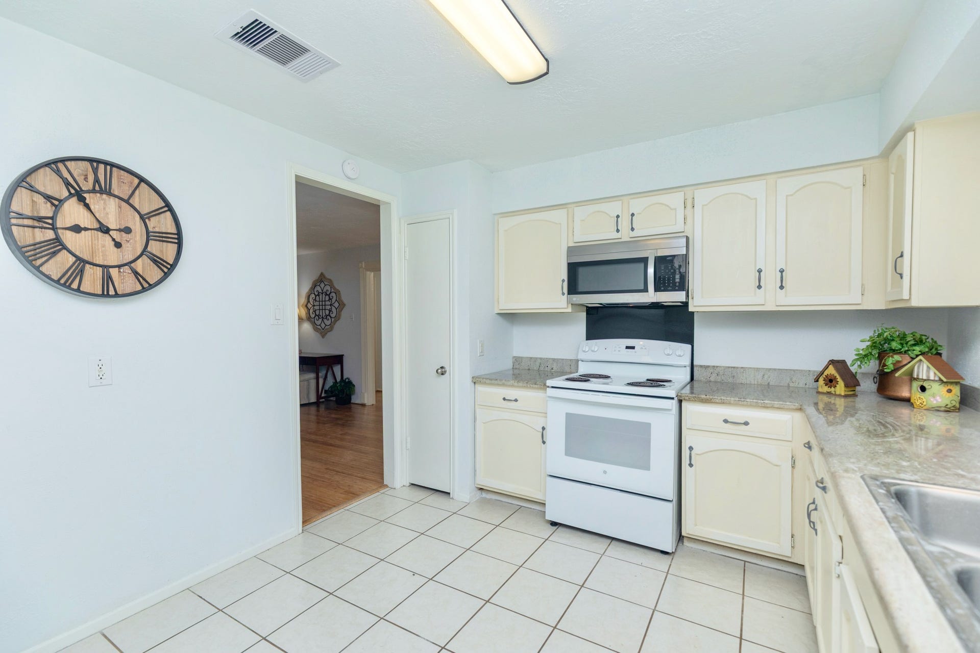 2711 Quail Valley East Drive, Missouri City, TX 77489 CHARMING BREAKFAST AREA CONNECTS SEAMLESSLY W/ THE KITCHEN.