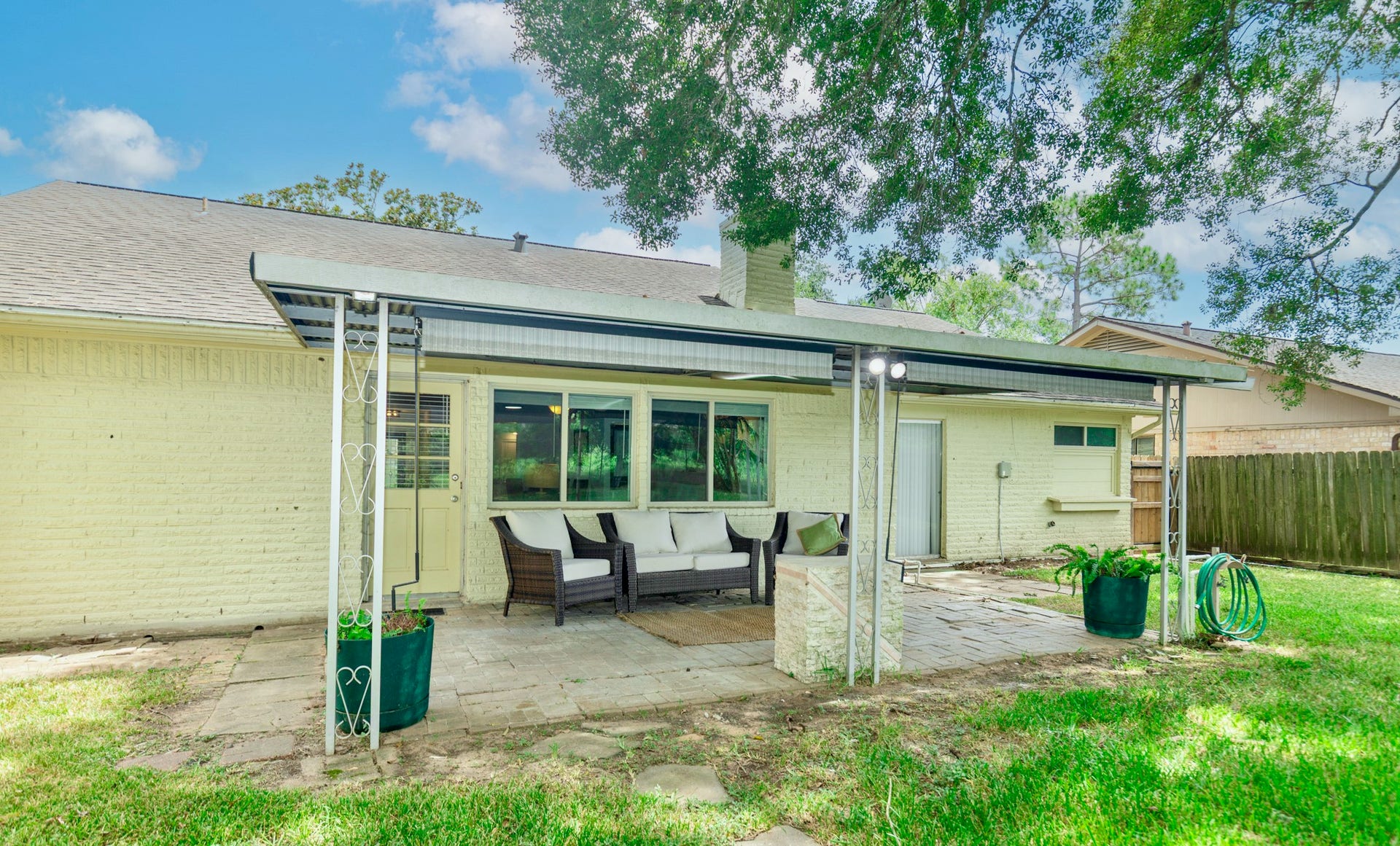 2711 Quail Valley East Drive, Missouri City, TX 77489 A SPACIOUS BACKYARD SETTING READY FOR PLAY, PETS & WEEKEND FUN.