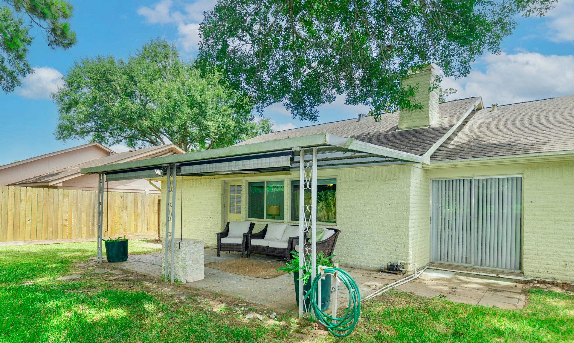 2711 Quail Valley East Drive, Missouri City, TX 77489 STEP OUTSIDE TO A PRIVATE BACKYARD W/ PLENTY OF ROOM TO GATHER & ENJOY.