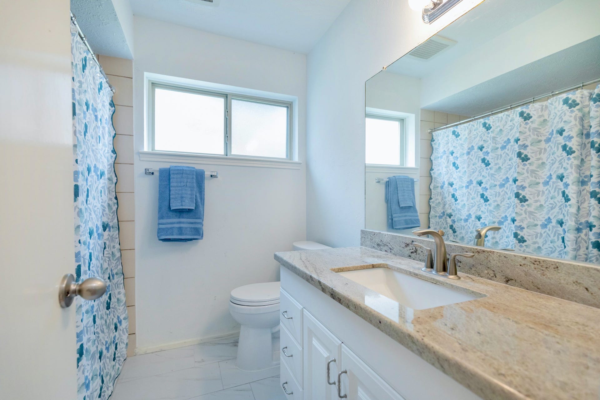 2711 Quail Valley East Drive, Missouri City, TX 77489 BRIGHT FULL BATH W/ NATURAL LIGHT & A FRESH, INVITING FEEL.