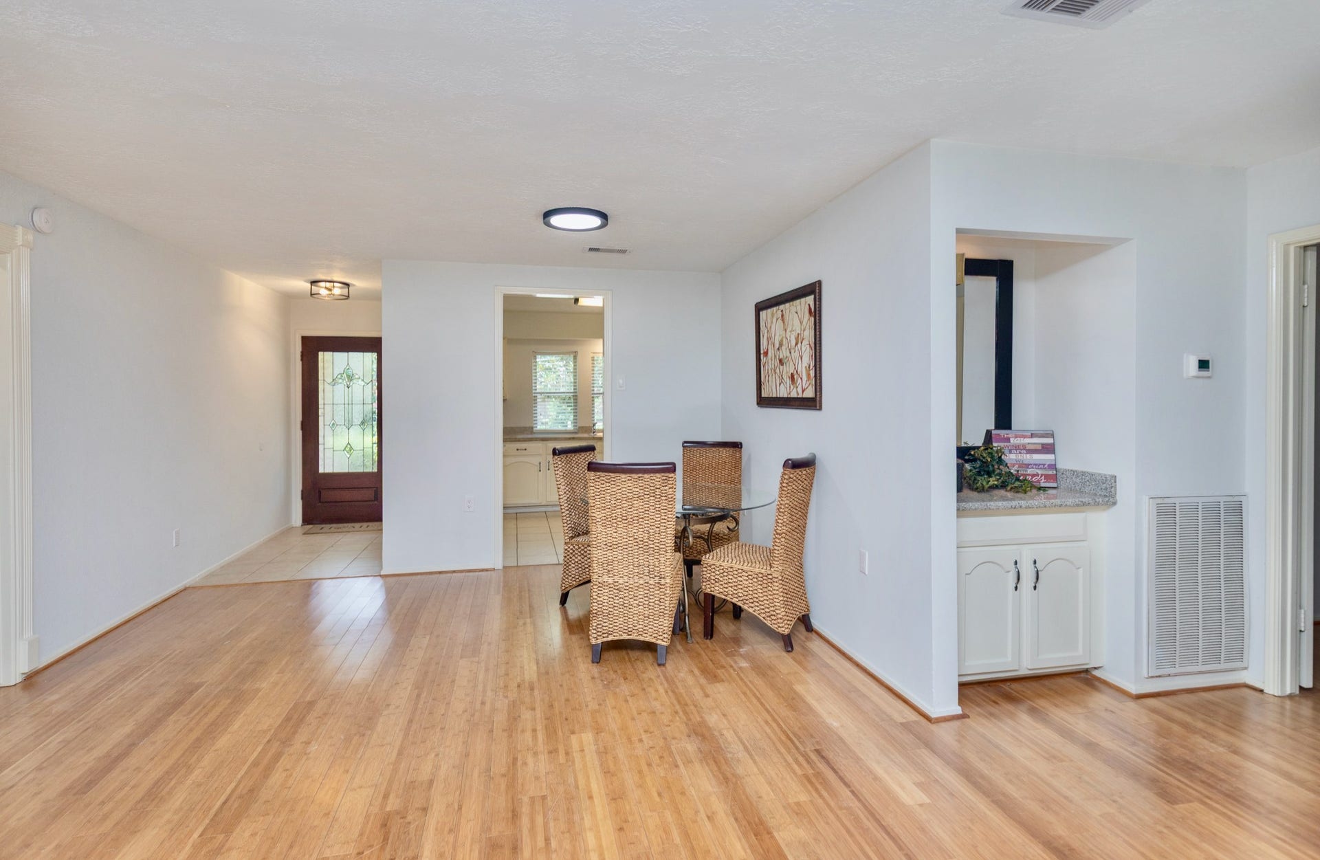2711 Quail Valley East Drive, Missouri City, TX 77489 STEP INSIDE TO A BRIGHT & WELCOMING LIVING ROOM W/ WARM HARDWOOD FLOORS, NATURAL LIGHT & AN OPEN FLOW THAT IMMEDIATELY MAKES YOU FEEL AT HOME.