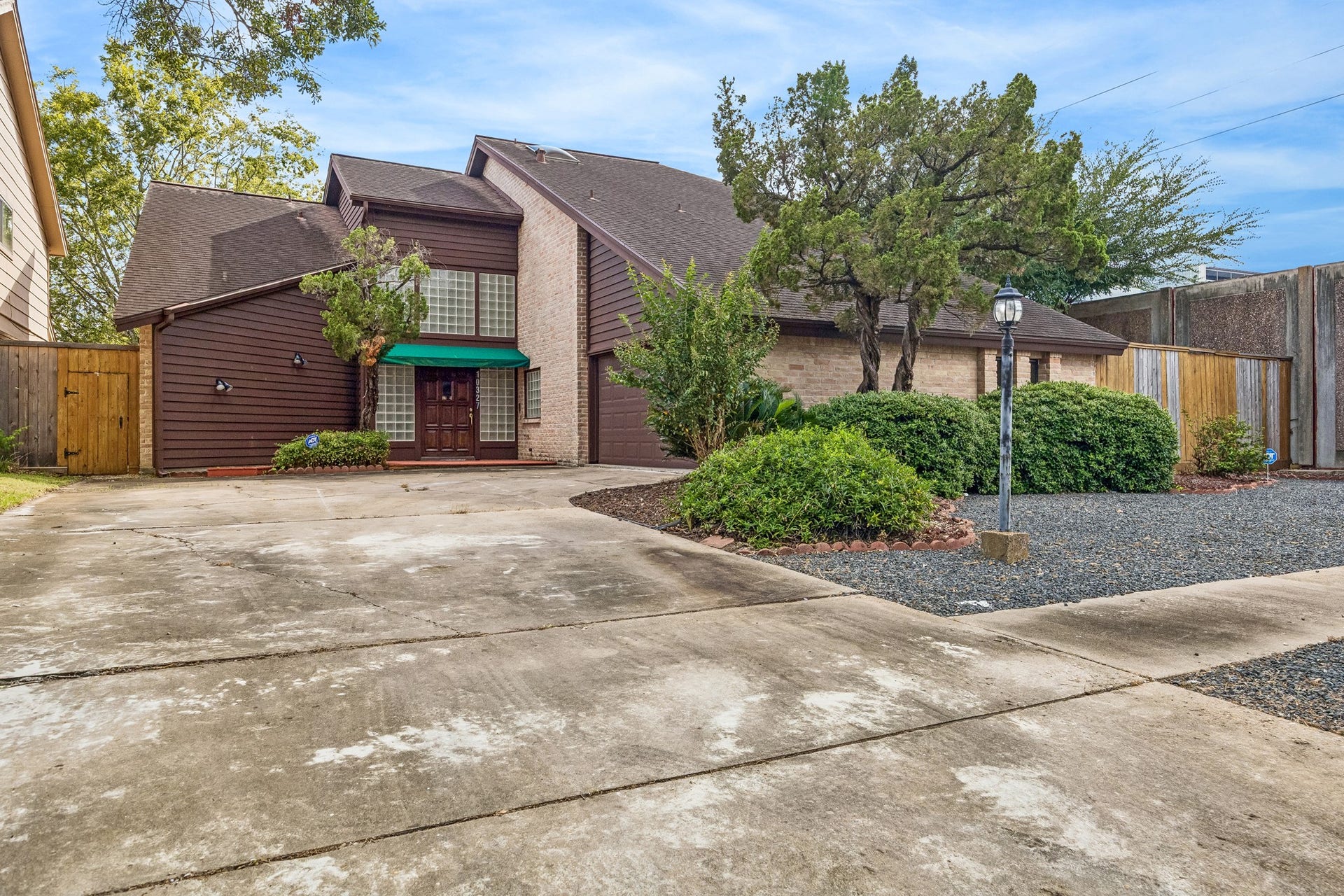 10327 Olympia Drive, Houston, TX 77042 This spacious contemporary home in Briar Court located next to Briargrove Park neighborhood is waiting to be updated to its fullest potential.