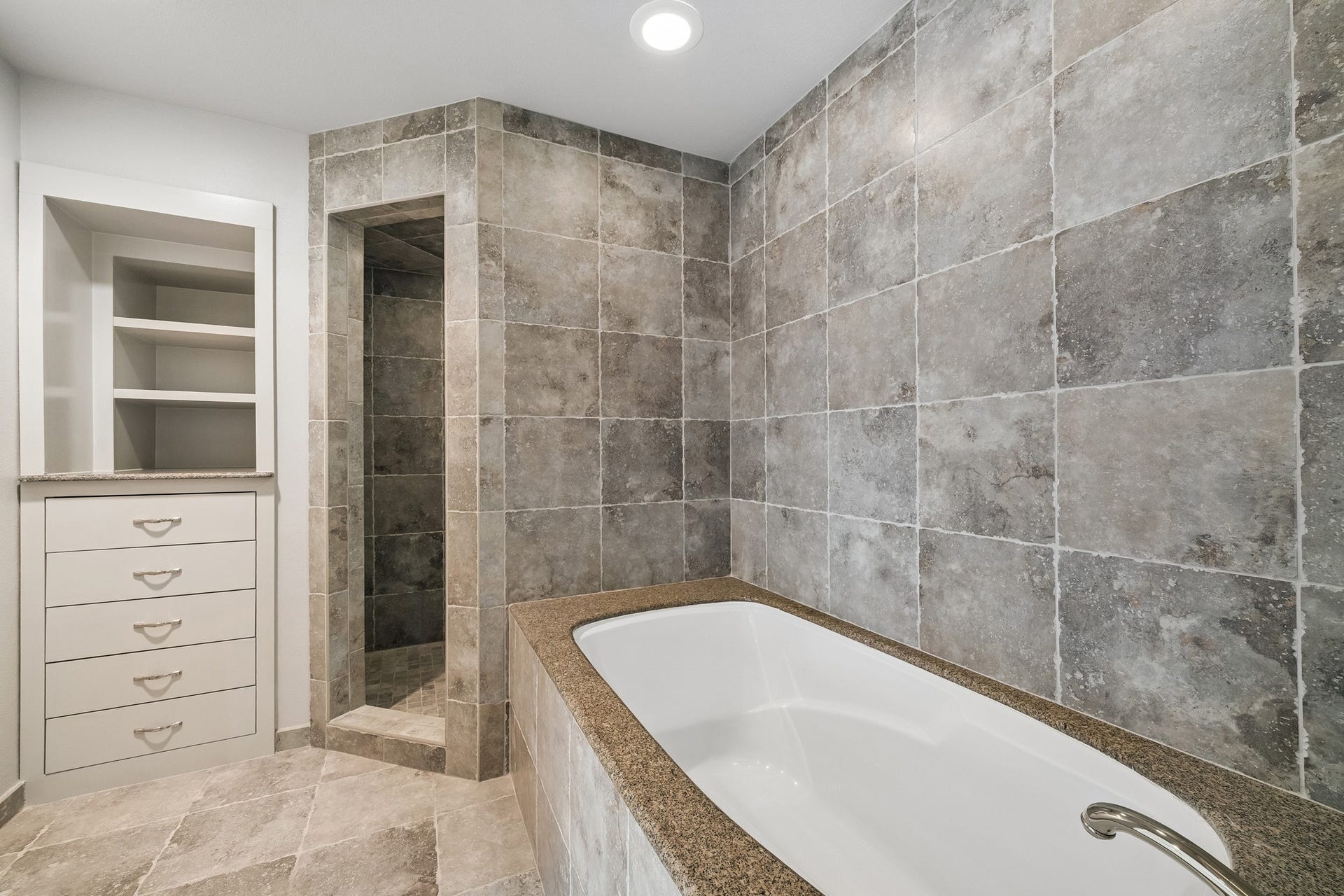 10327 Olympia Drive, Houston, TX 77042 The tub/shower area.