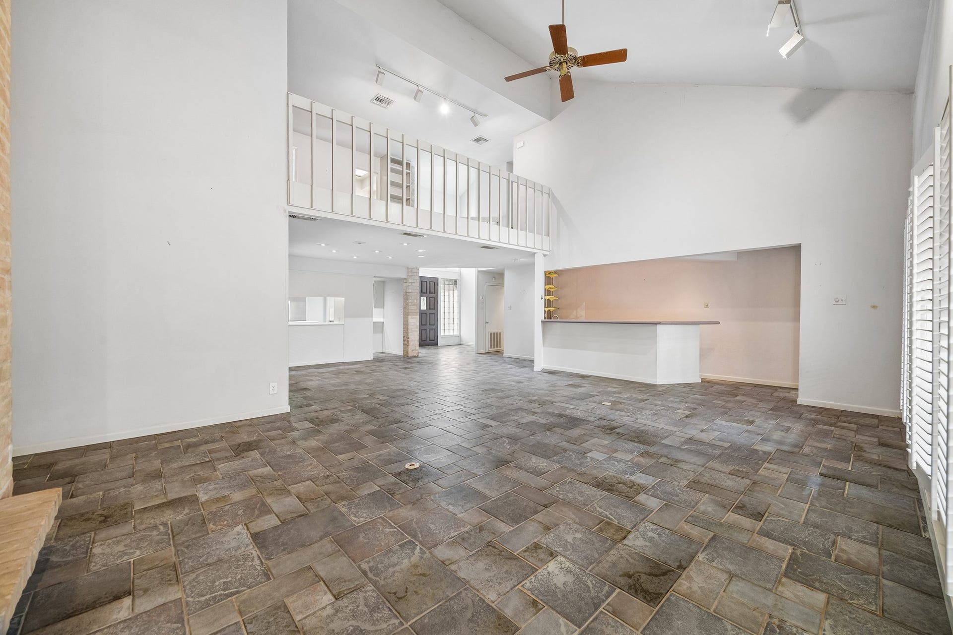 10327 Olympia Drive, Houston, TX 77042 From this angle you can see the walk-in wetbar great for entertaining.