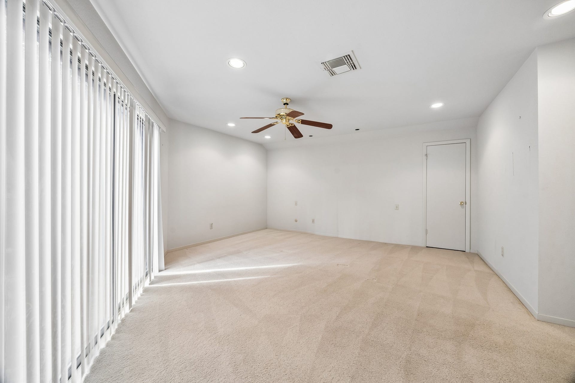 10327 Olympia Drive, Houston, TX 77042 Secondary bedroom off the gameroom which features sliding doors to the second floor balcony and en-suite bath.