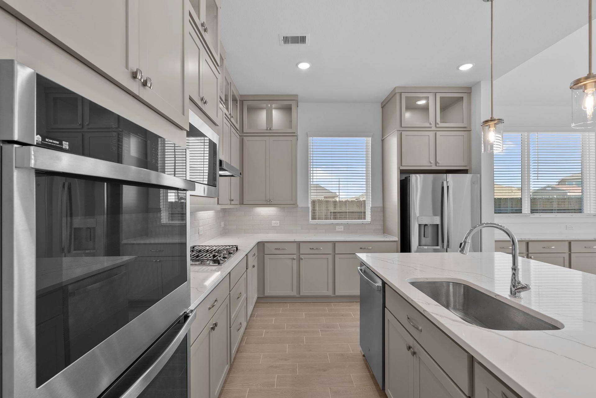 3307 Wickfield Pass, League City, TX 77573 Photos are REPRESENTATIVE of the home /floor plan and are NOT of the actual home. Selections, features, and room options vary.