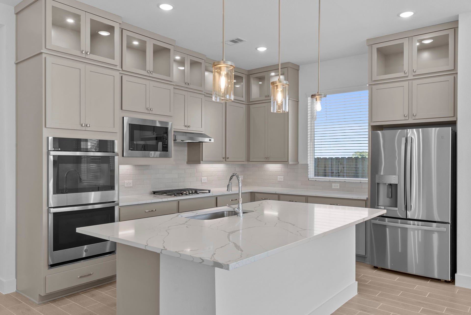 3307 Wickfield Pass, League City, TX 77573 Photos are REPRESENTATIVE of the home /floor plan and are NOT of the actual home. Selections, features, and room options vary.
