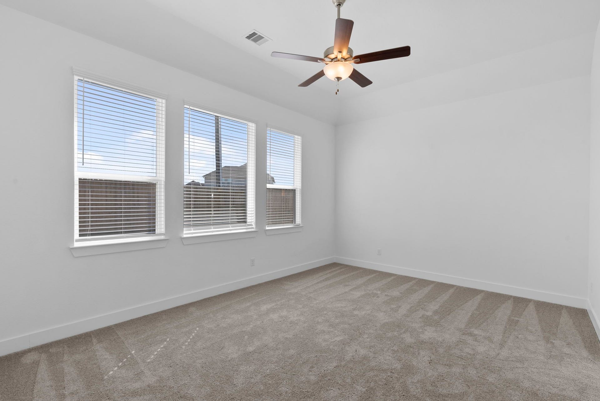 3307 Wickfield Pass, League City, TX 77573 Photos are REPRESENTATIVE of the home /floor plan and are NOT of the actual home. Selections, features, and room options vary.