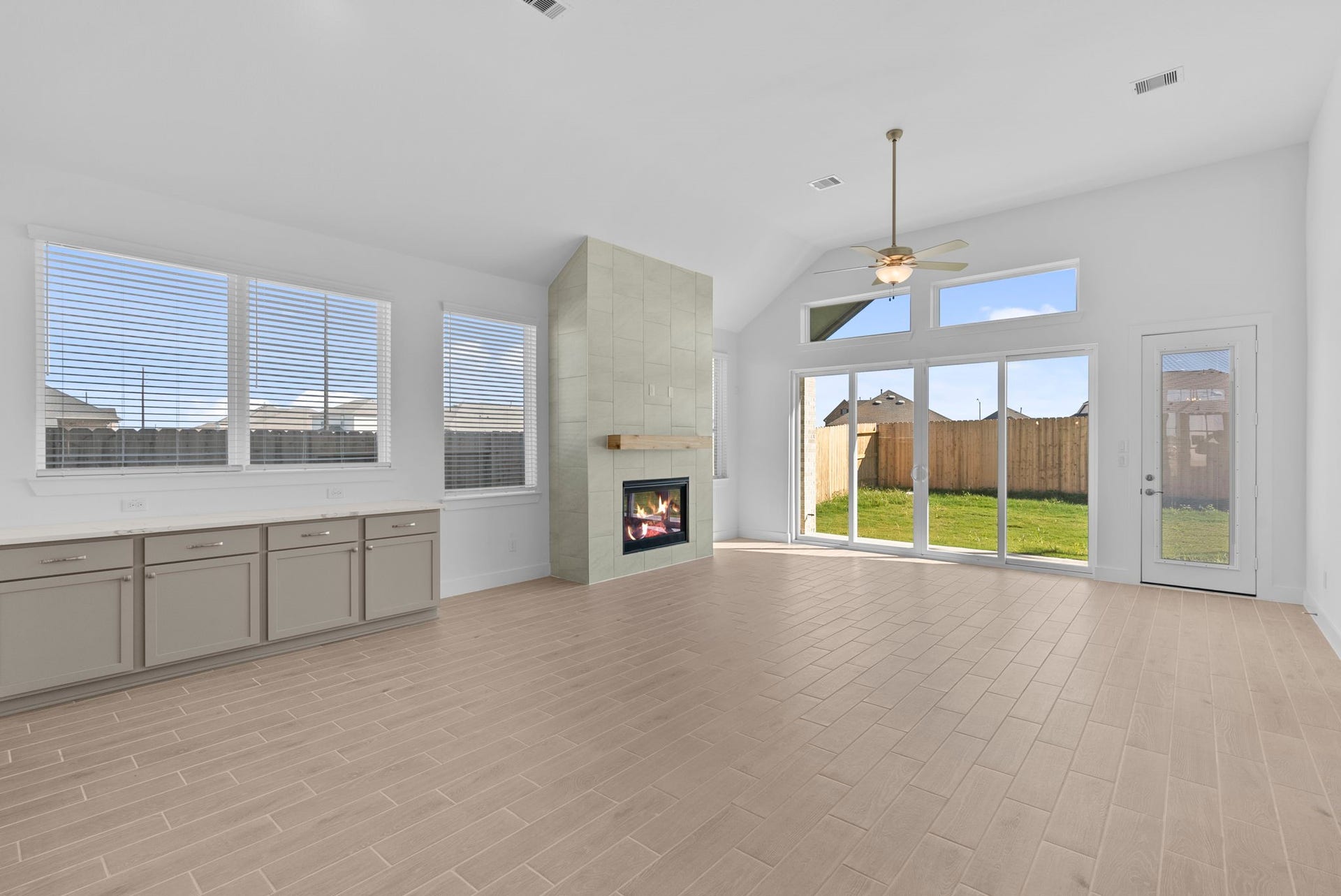 3307 Wickfield Pass, League City, TX 77573 Photos are REPRESENTATIVE of the home /floor plan and are NOT of the actual home. Selections, features, and room options vary.