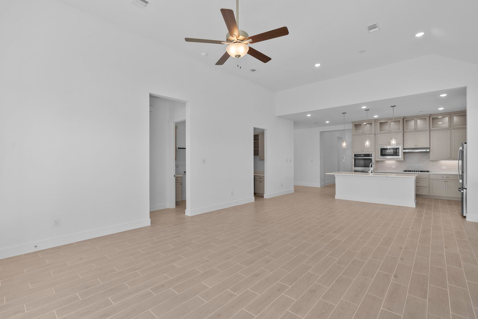 3307 Wickfield Pass, League City, TX 77573 Photos are REPRESENTATIVE of the home /floor plan and are NOT of the actual home. Selections, features, and room options vary.