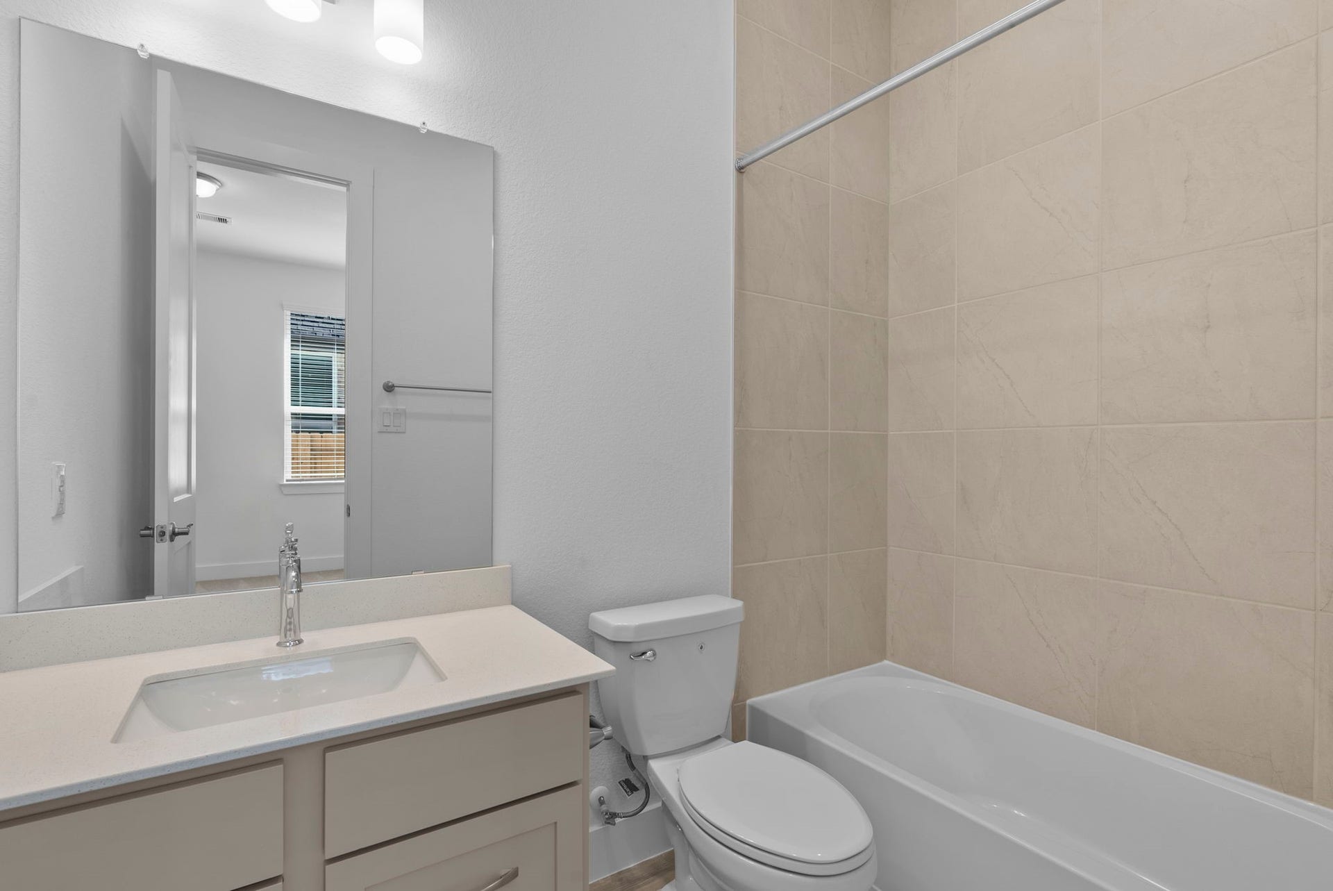 3307 Wickfield Pass, League City, TX 77573 Photos are REPRESENTATIVE of the home /floor plan and are NOT of the actual home. Selections, features, and room options vary.