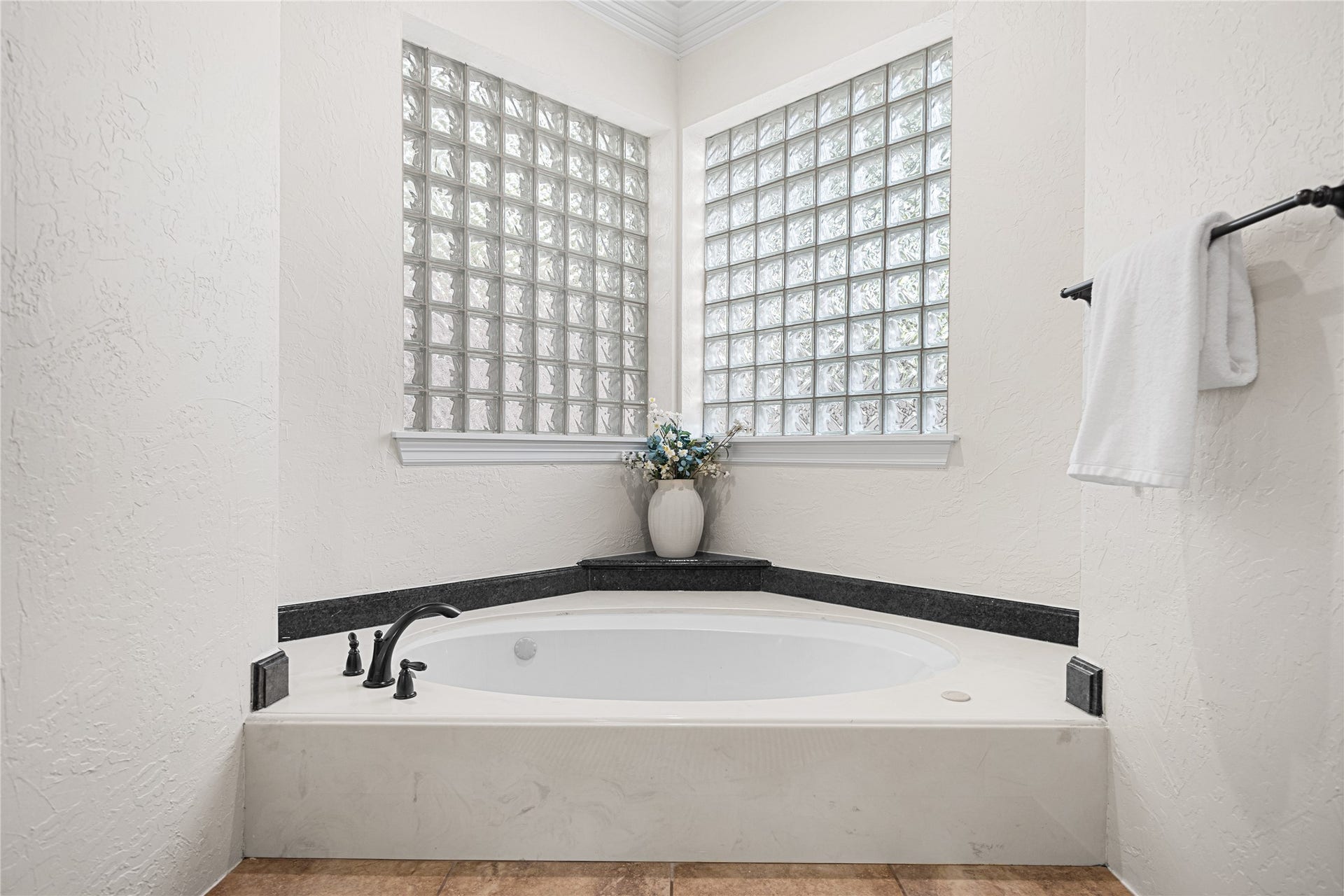 11822 Primwood Drive, Houston, TX 77070 Relaxing jetted soaking tub surrounded by natural light.