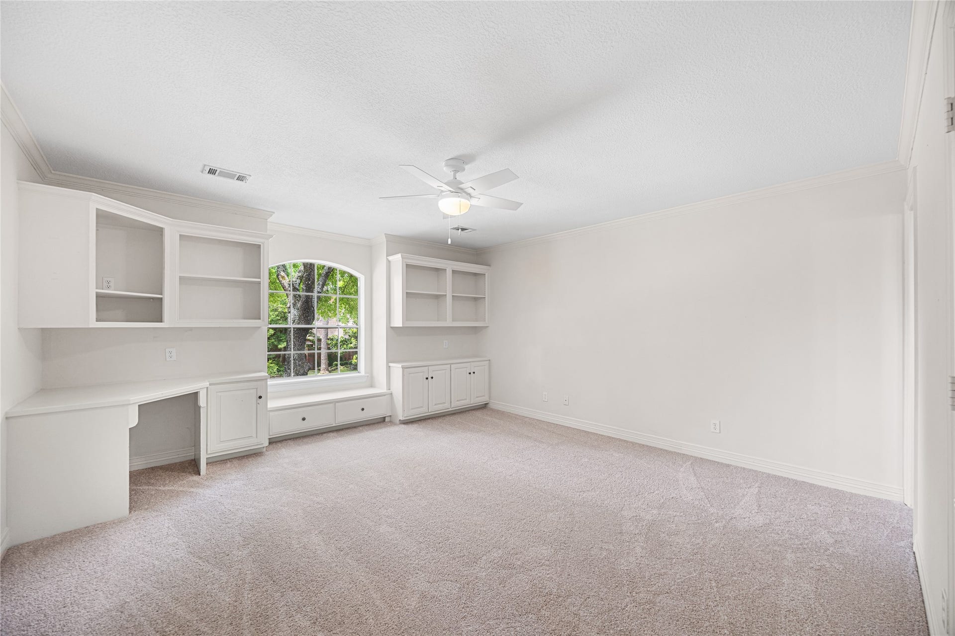 11822 Primwood Drive, Houston, TX 77070 Bright secondary bedroom with custom built-ins.