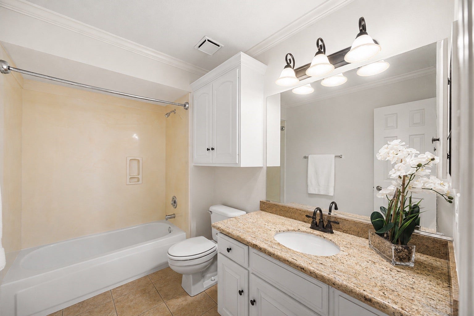 11822 Primwood Drive, Houston, TX 77070 Additional full en-suite bath with granite vanity.