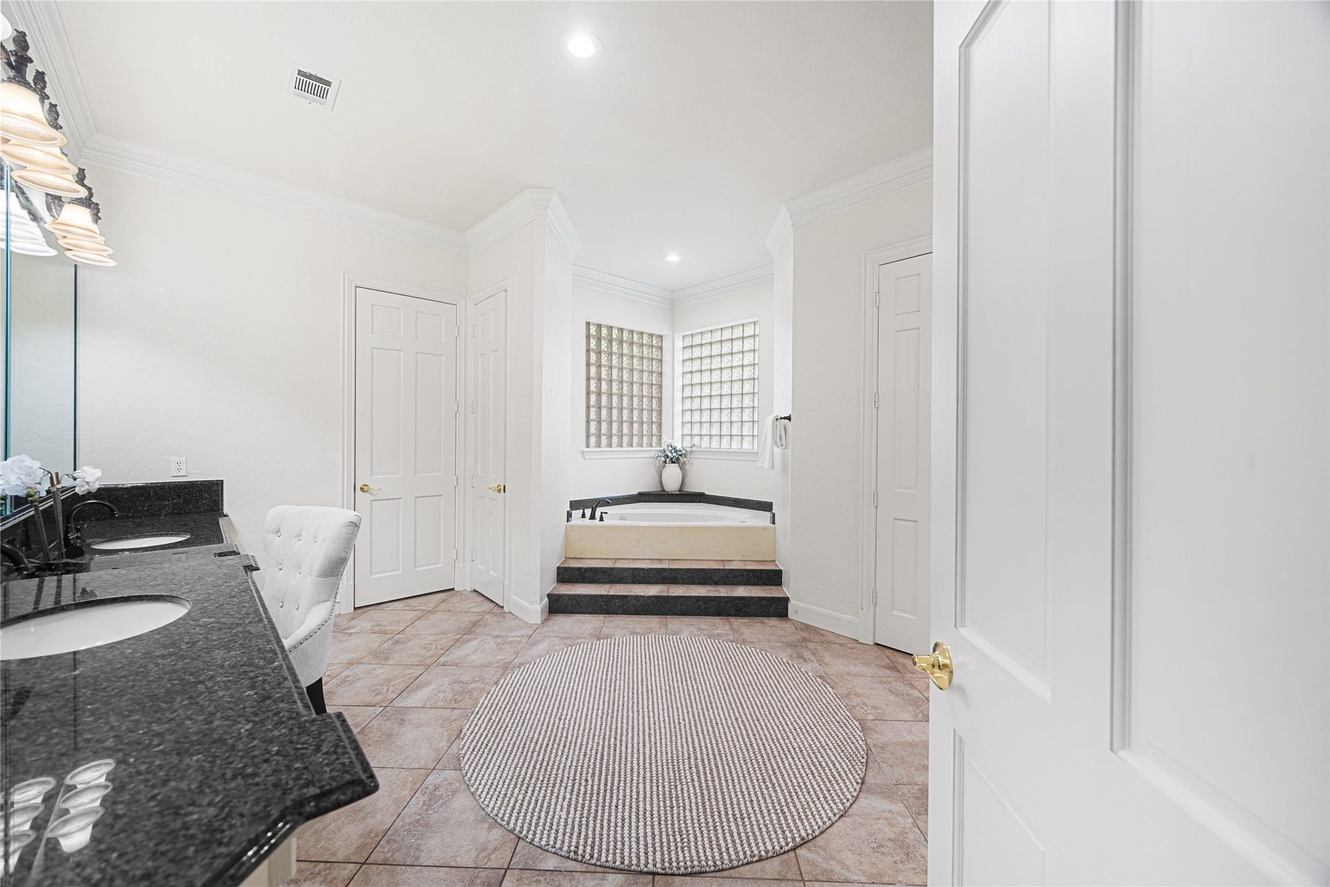 11822 Primwood Drive, Houston, TX 77070 Spa-inspired primary bath with dual vanities and soaking tub.