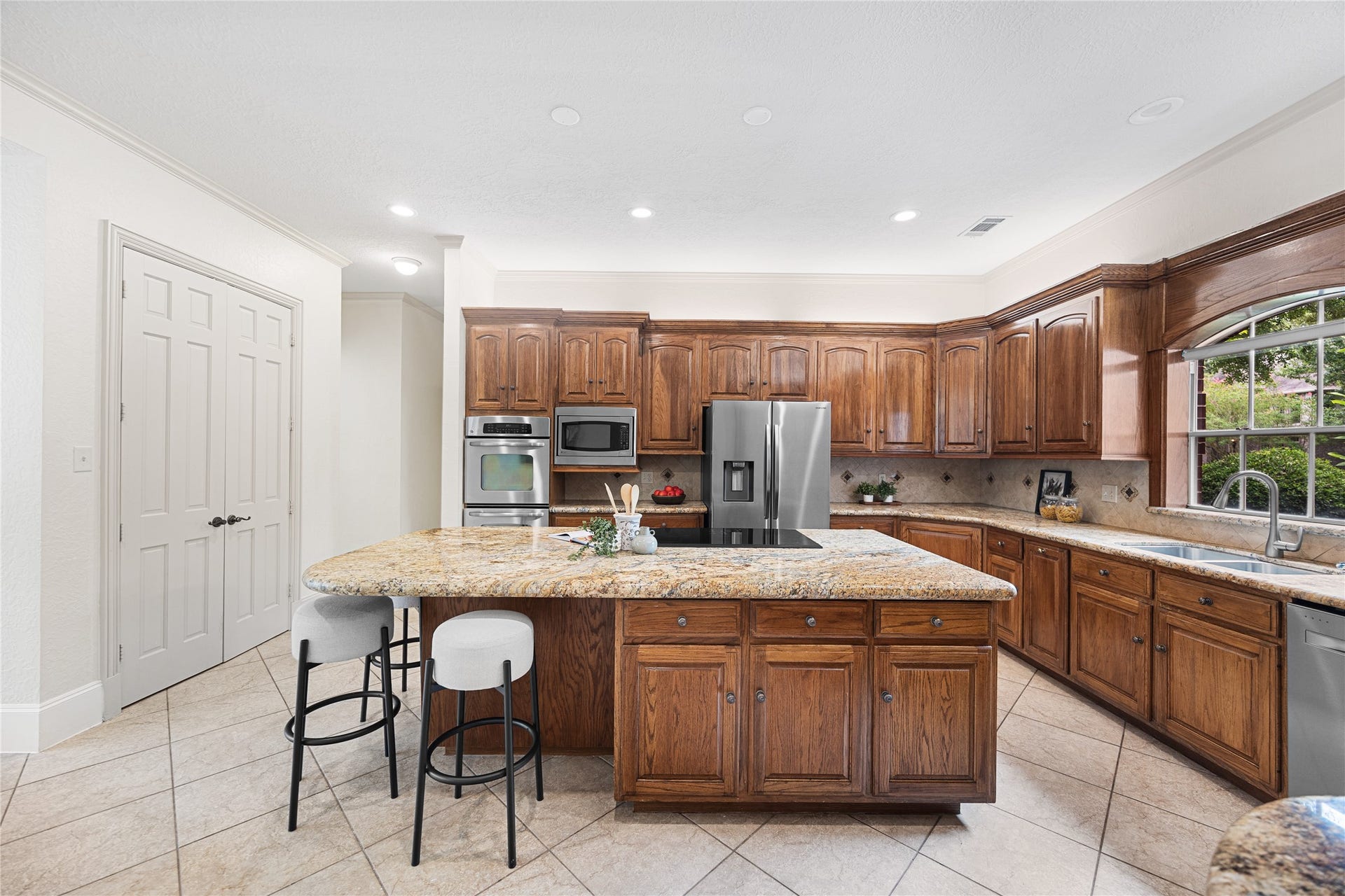 11822 Primwood Drive, Houston, TX 77070 Spacious chefs kitchen with oversized granite island and extensive cabinetry.