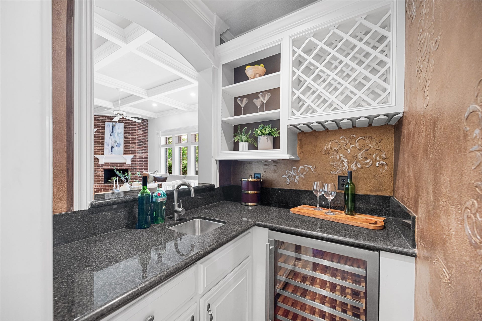 11822 Primwood Drive, Houston, TX 77070 Convenient wet bar, perfect for entertaining guests.