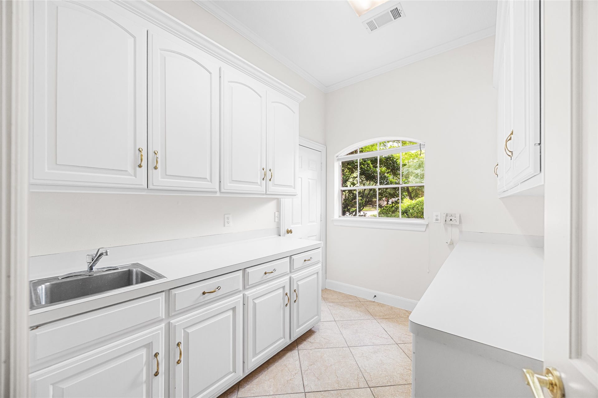 11822 Primwood Drive, Houston, TX 77070 Additional utility room just off the garage.