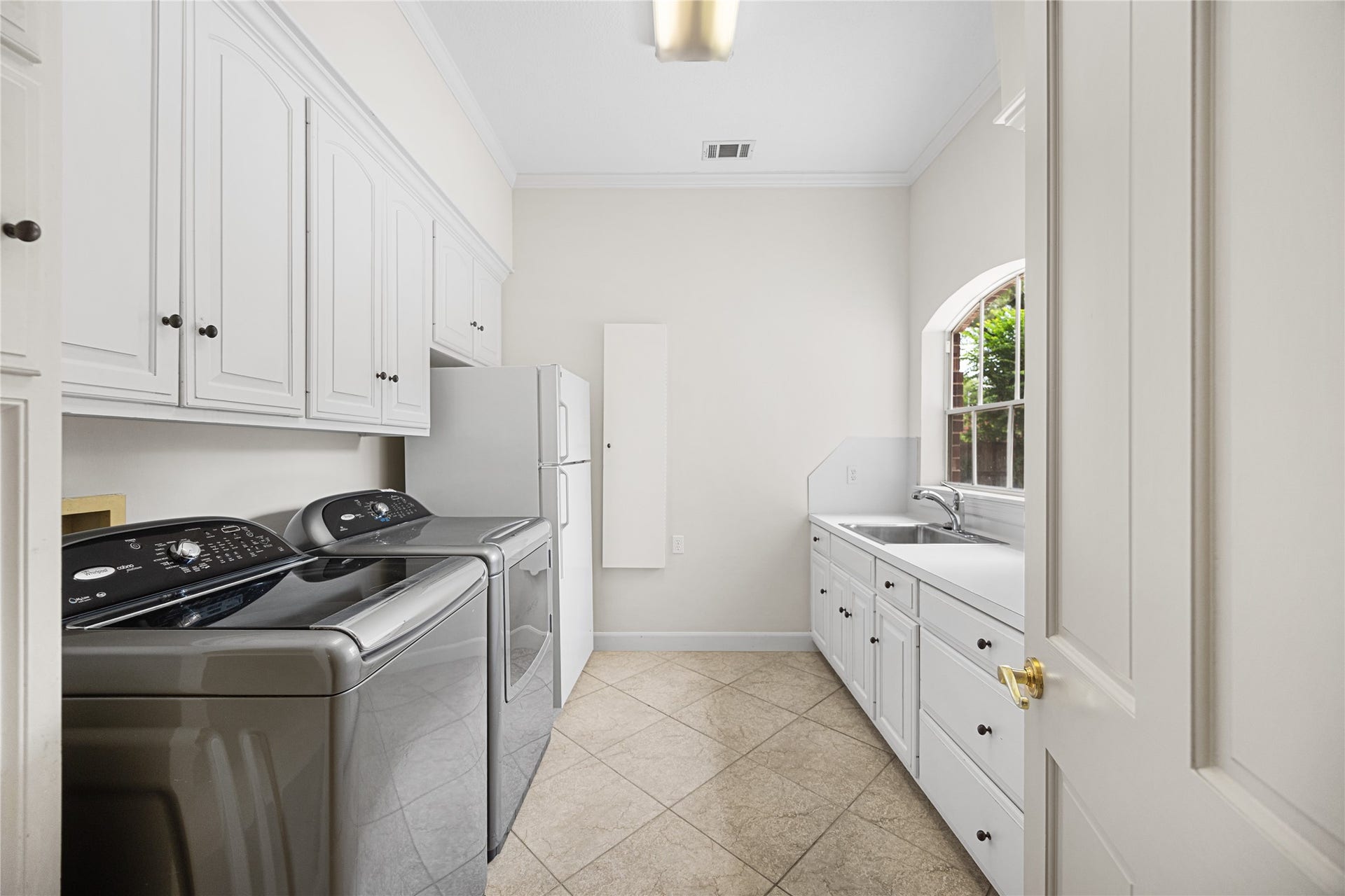 11822 Primwood Drive, Houston, TX 77070 Well-appointed utility room with extensive cabinetry and workspace.