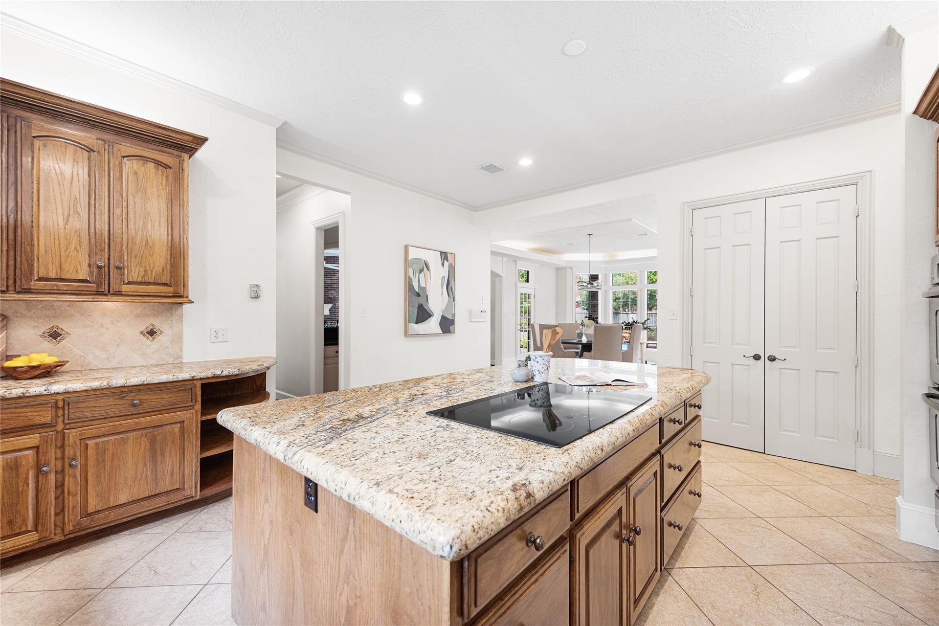 11822 Primwood Drive, Houston, TX 77070 Kitchen overlooks spacious breakfast area.
