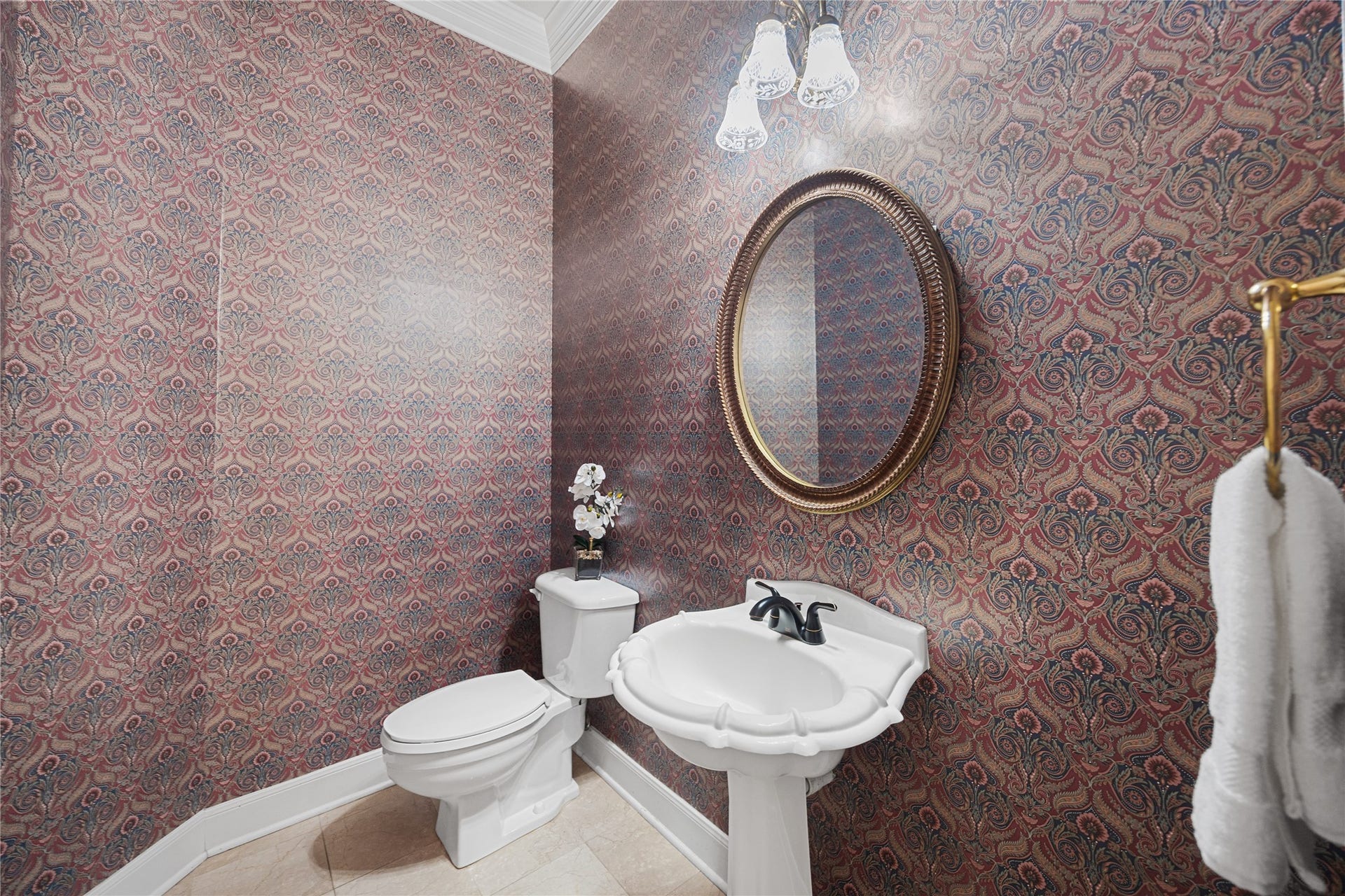 11822 Primwood Drive, Houston, TX 77070 Elegant powder bath with designer finishes.