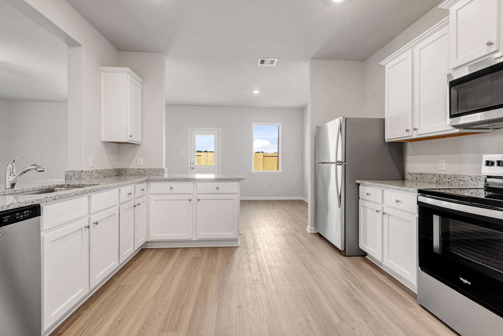 6404 Autumn Equinox Drive, Houston, TX 77048 Whirlpool kitchen appliances and granite countertops make this kitchen chef-ready!