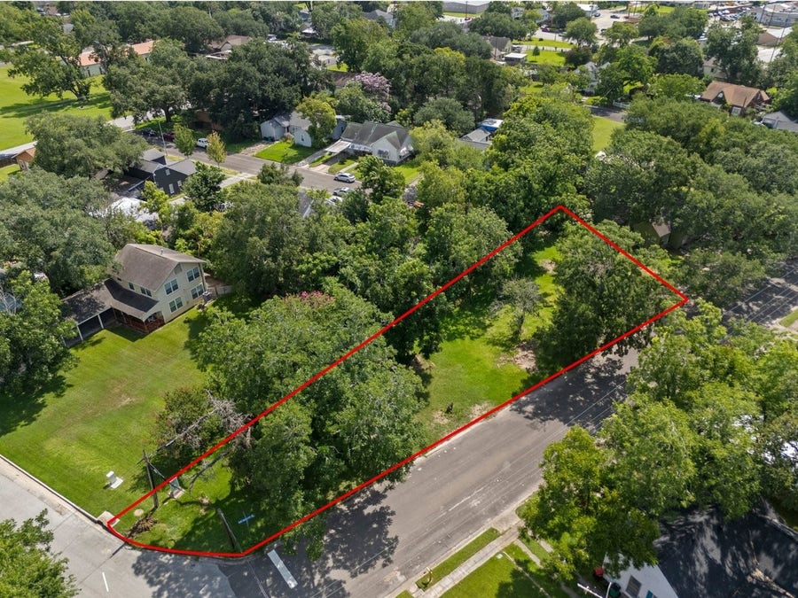Property photo for 214 W Hunnicutt Street, Baytown, TX