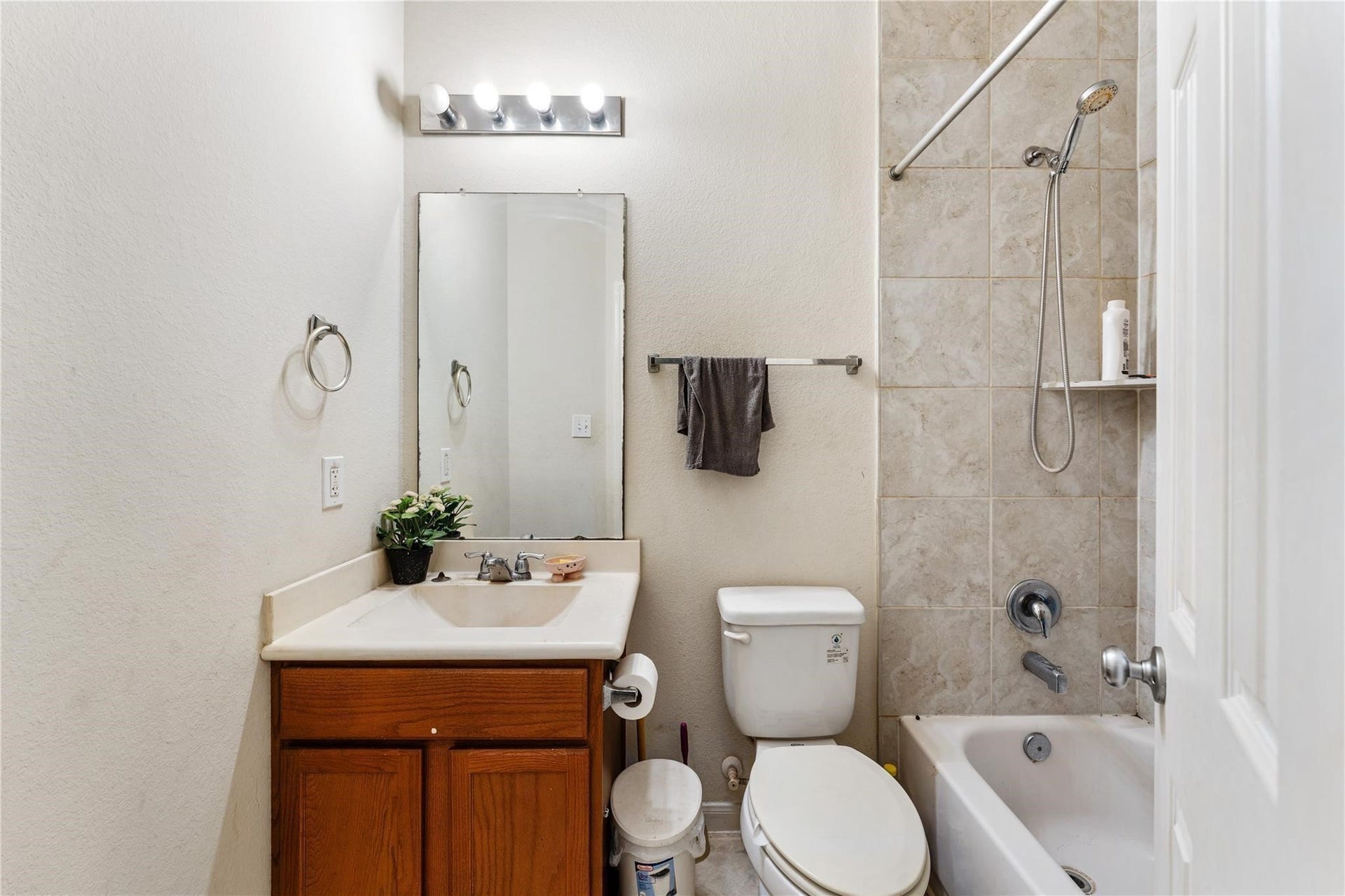7255 Autumn Sun Drive, Houston, TX 77083 7255 Autumn Sun Drive, Houston, TX 77083