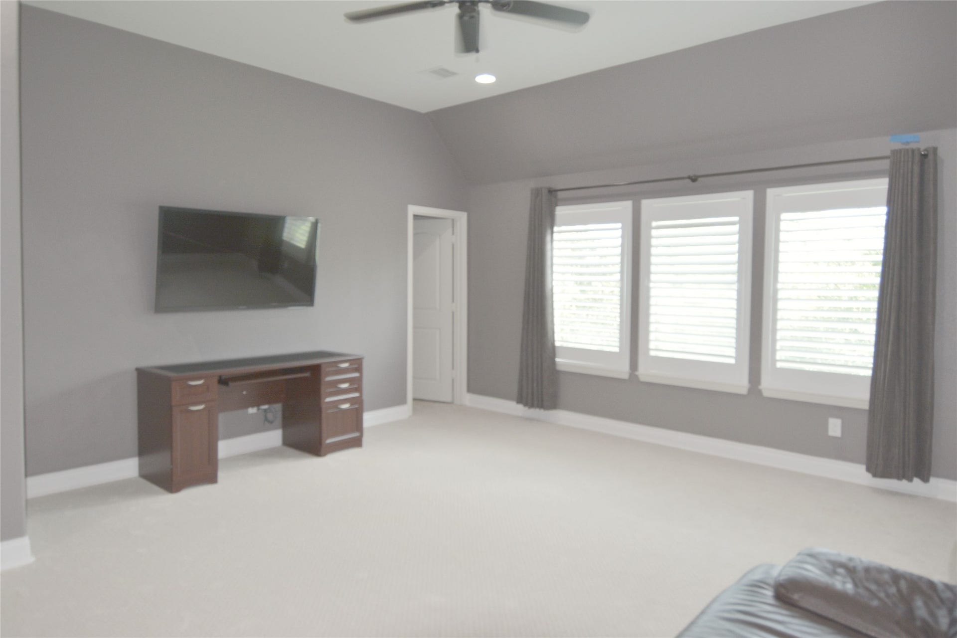 Fifth Bedroom has new carpet install and plantation shutter.
