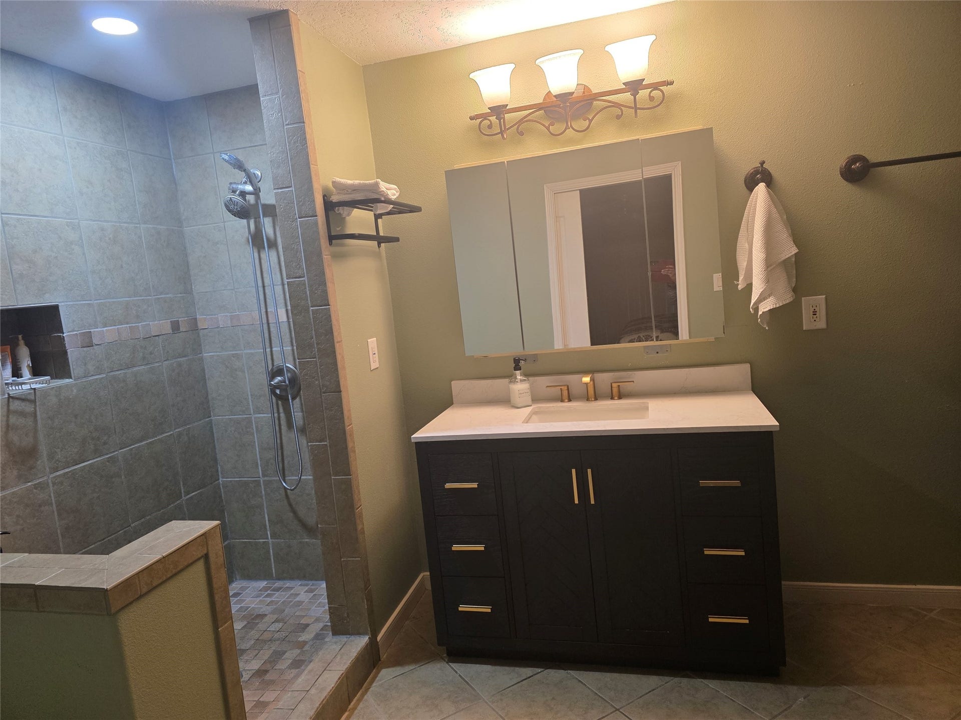 3632 W Meadow Lane, Dickinson, TX 77539 Primary Bathroom