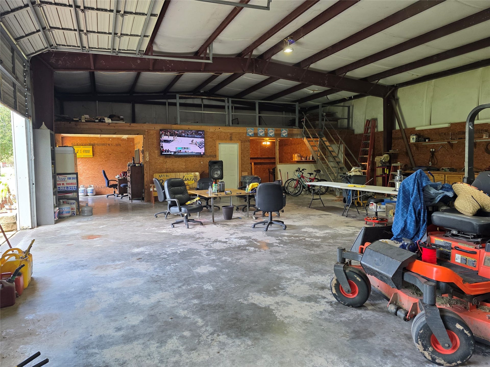 3632 W Meadow Lane, Dickinson, TX 77539 Man cave workshop. He'll stay in here all day.