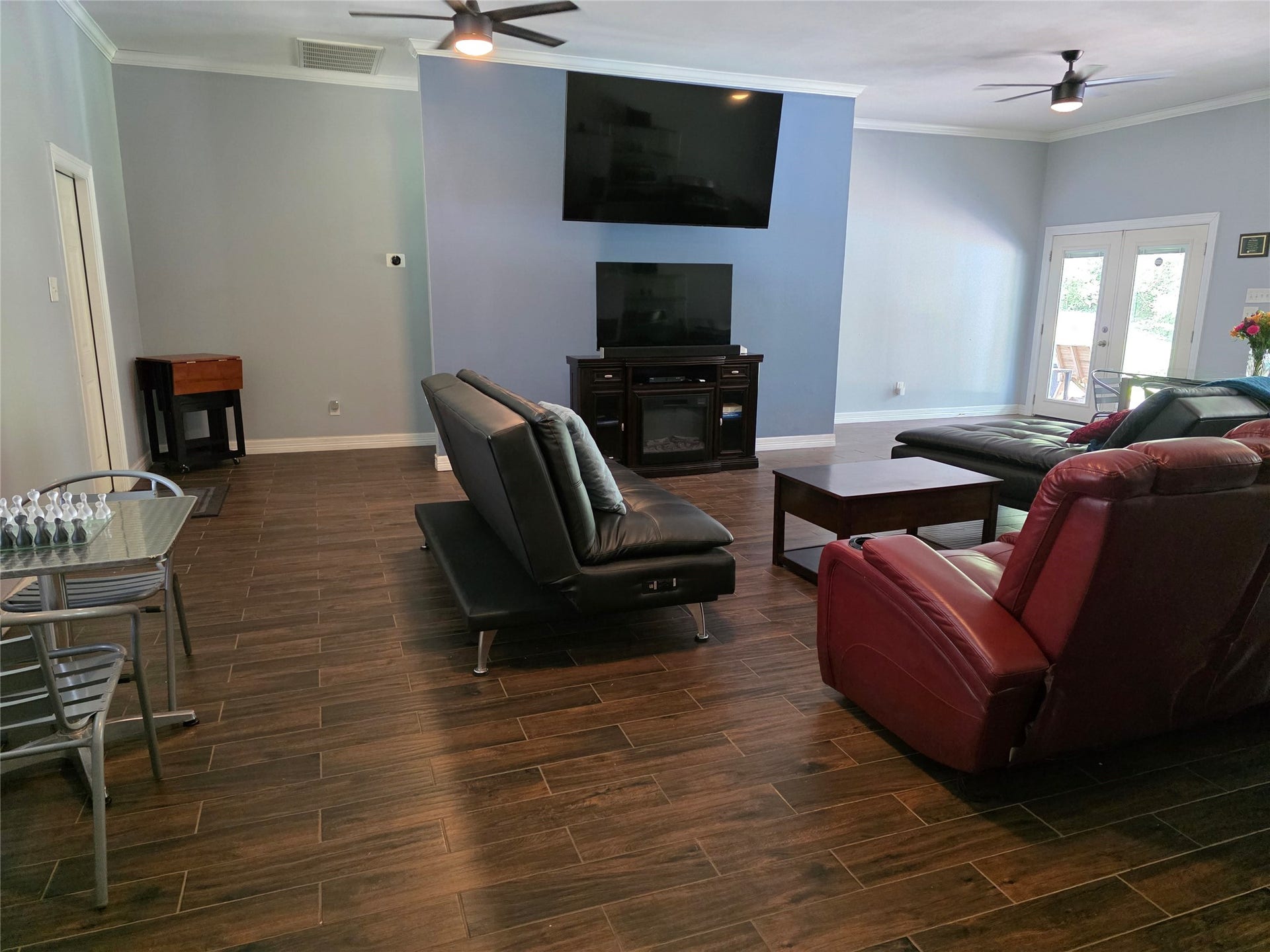 3632 W Meadow Lane, Dickinson, TX 77539 Pool House/Guest Suite has 1 bedroom and 1 full bathroom and kitchen.