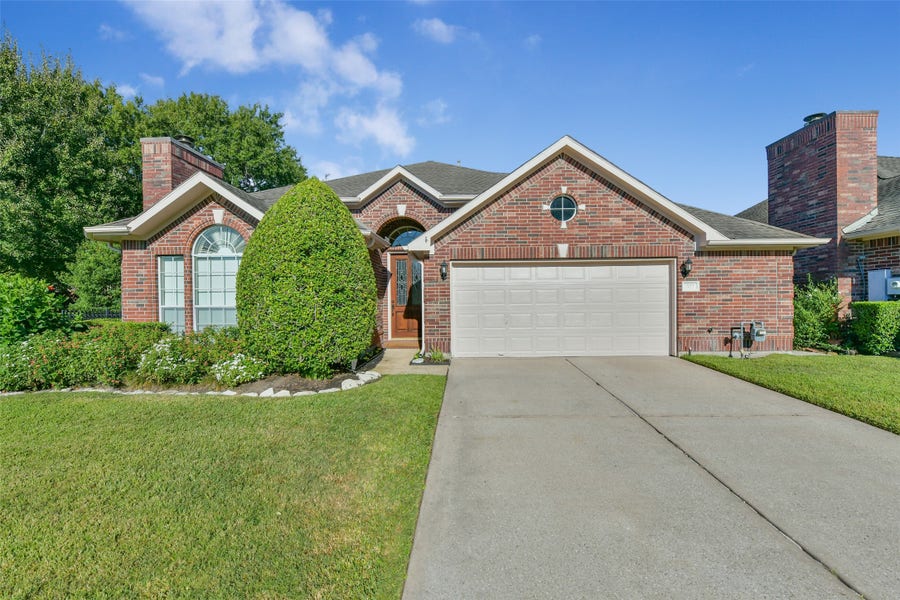 Property photo for 322 Pine Creek Drive, Friendswood, TX