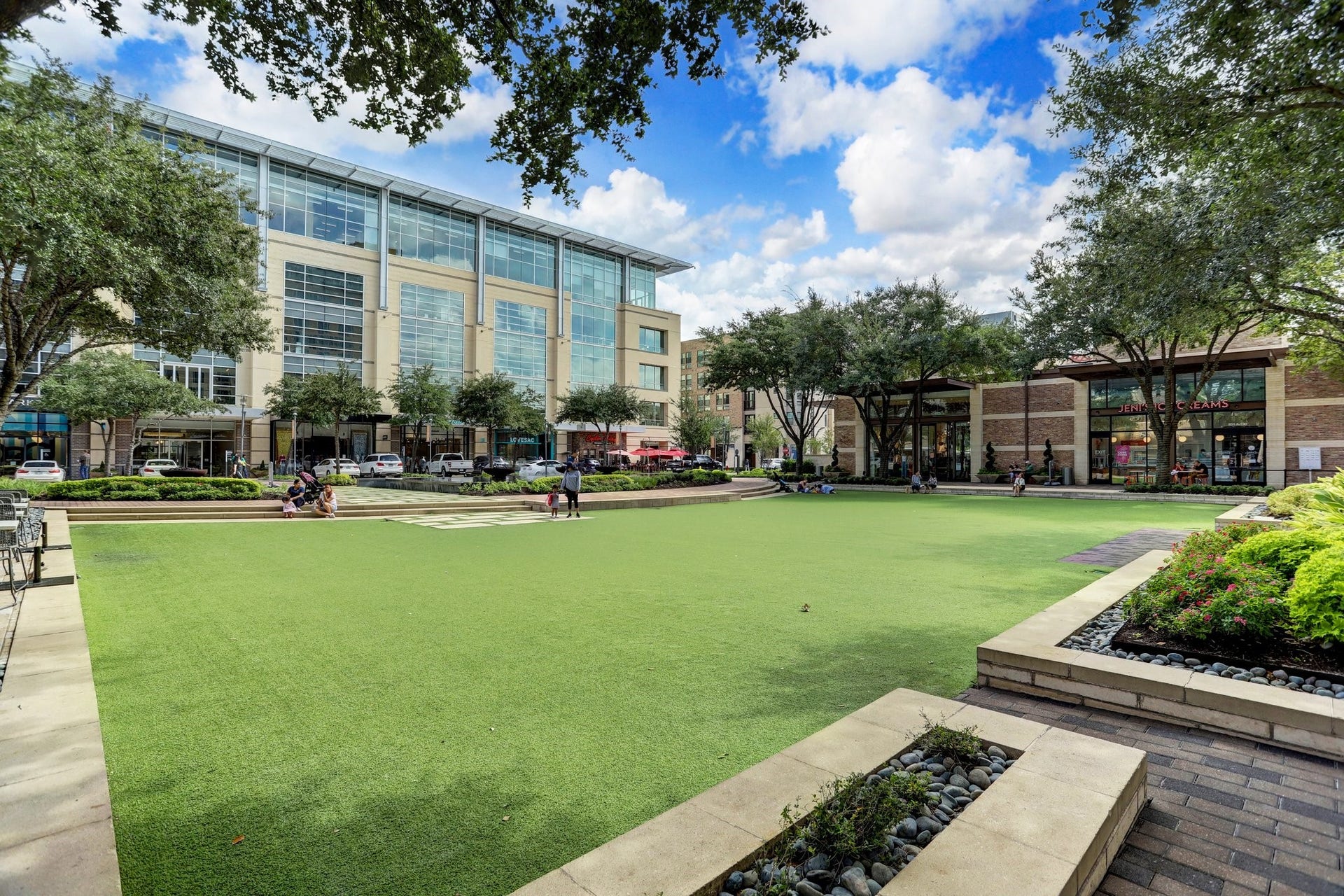 Enjoy City Centre, offering an array of upscale shopping and fine dining experiences!